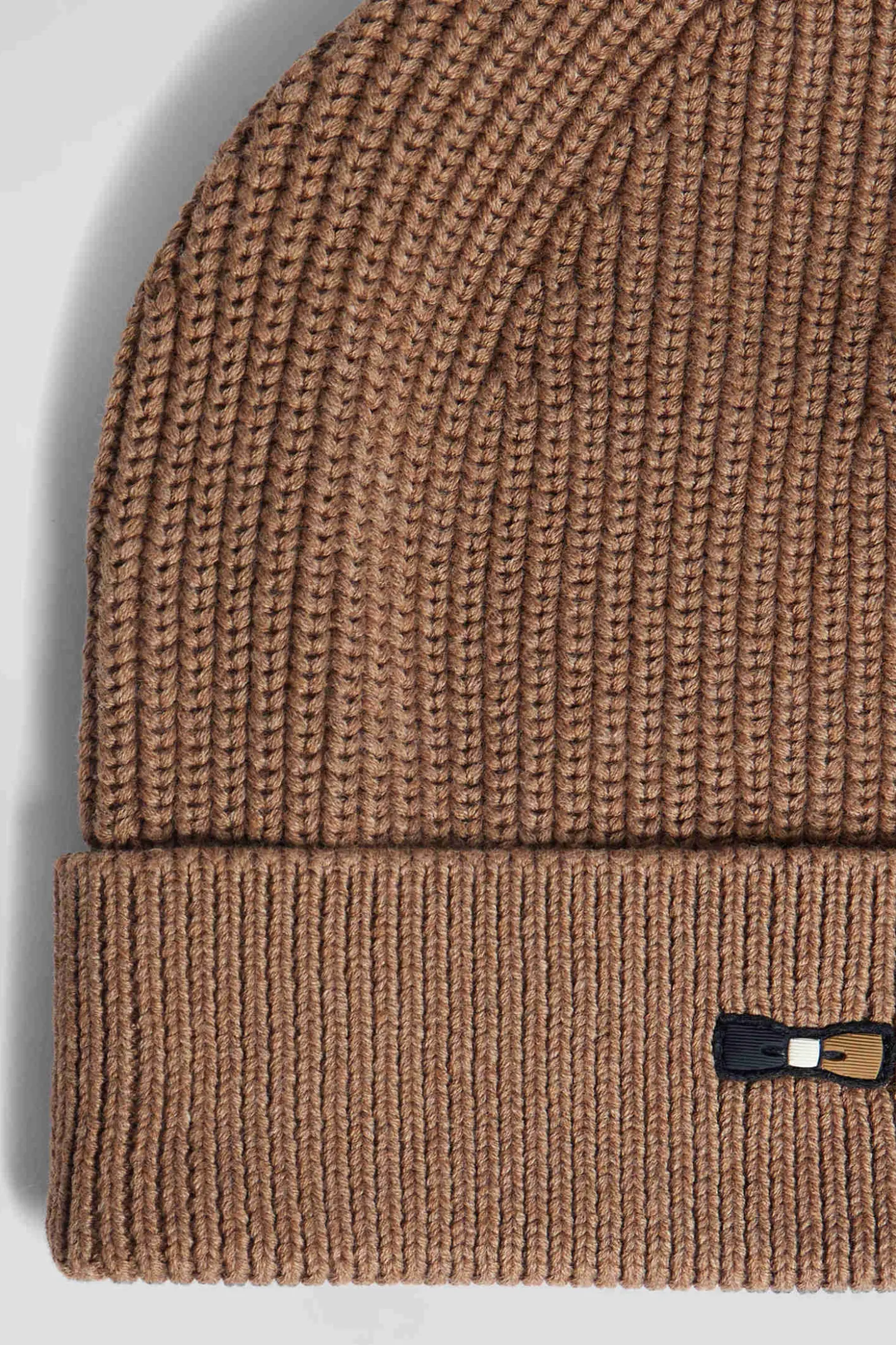 Bonnet tricoté en coton camel détails tricolores