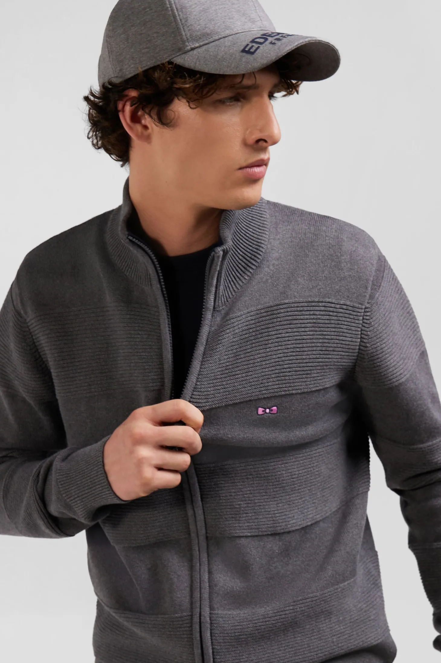 Cardigan zippé en coton uni gris à jeu de maille