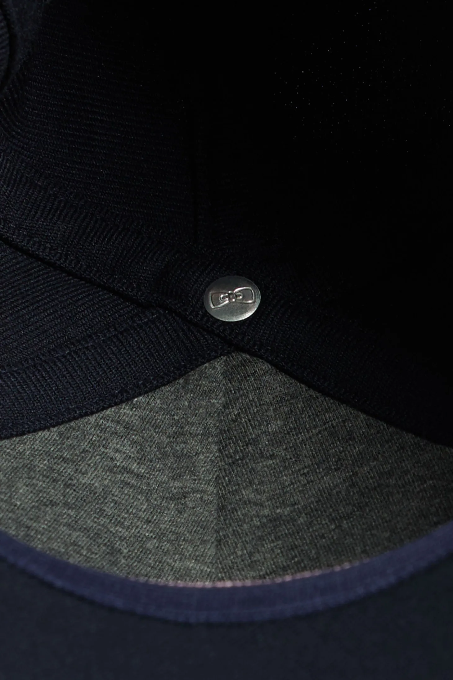 Casquette bleu marine broderie nœud papillon