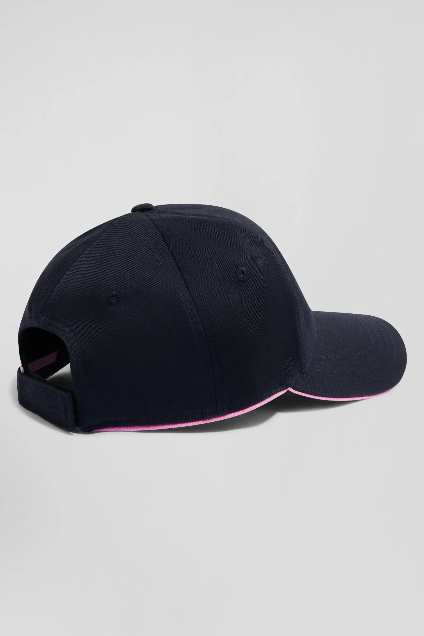 Casquette en coton bleu marine badge nœud papillon passepoil rose