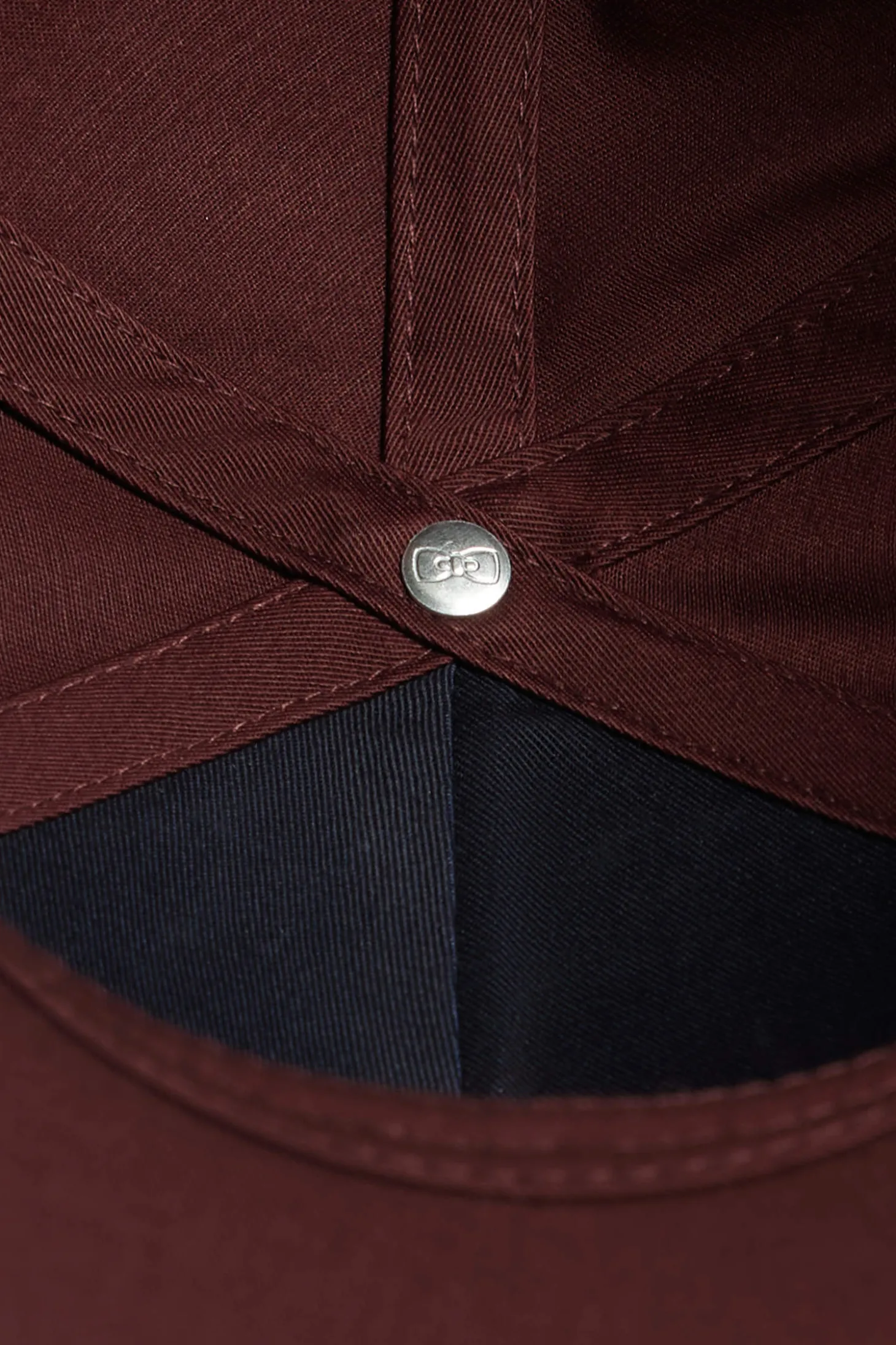 Casquette en coton bordeaux nœud papillon