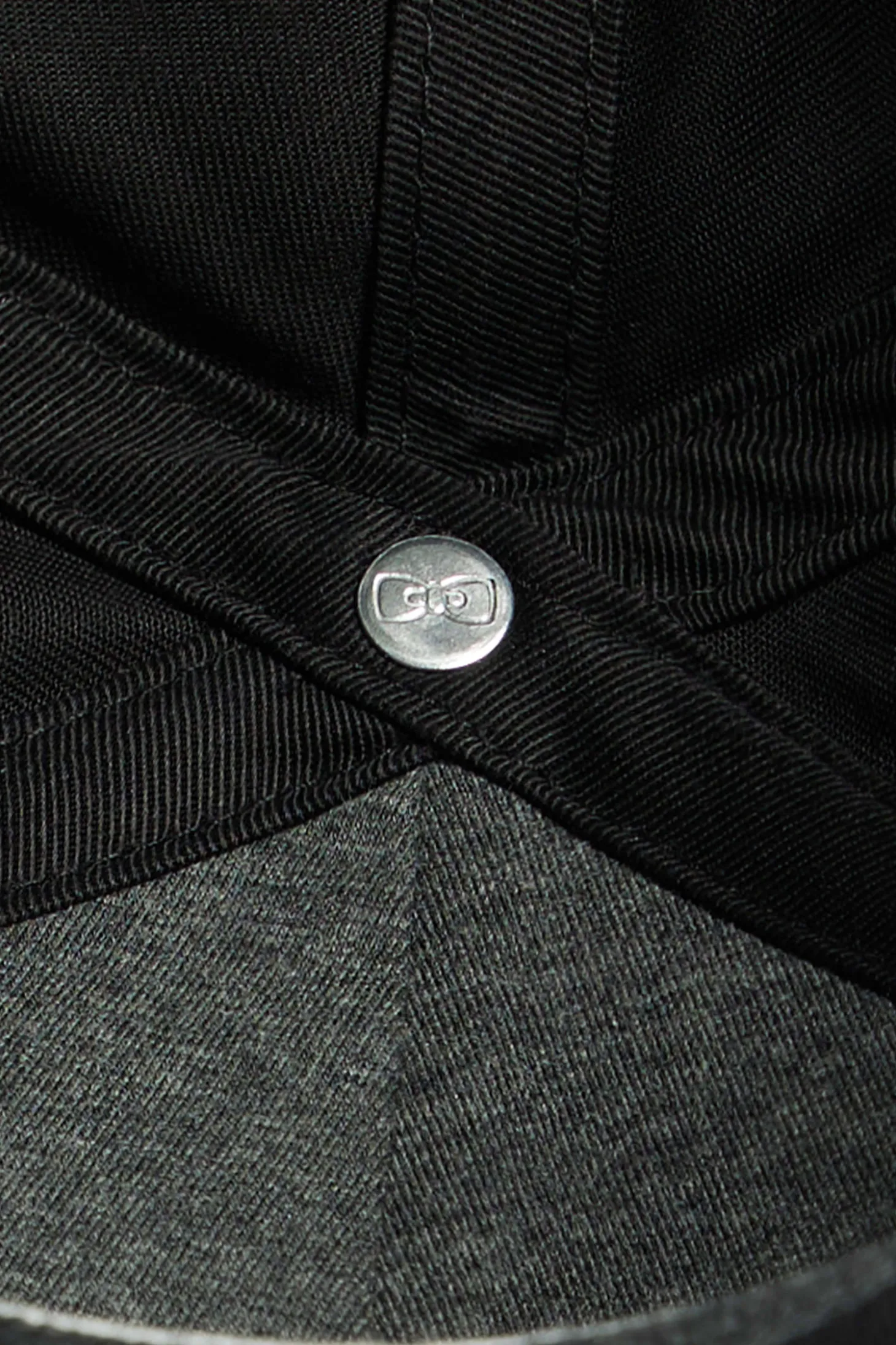 Casquette en coton noir broderie écrue