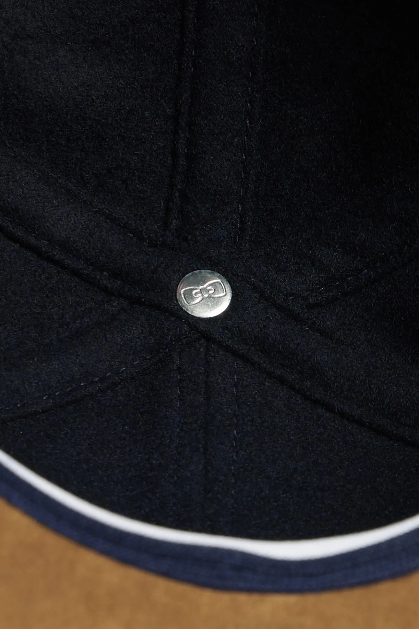 Casquette en feutre de laine marine et camel