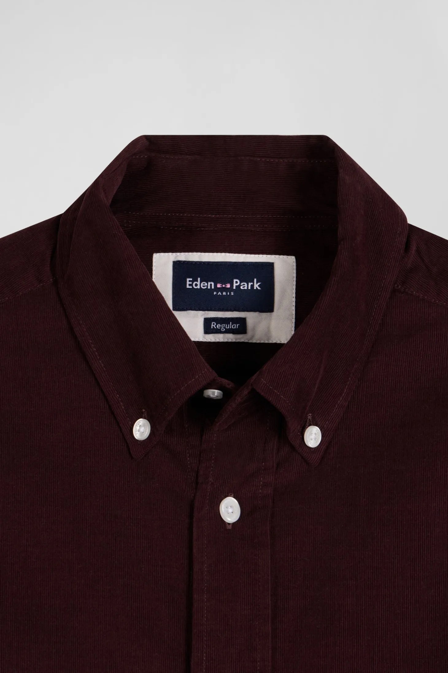 Chemise en coton uni bordeaux col boutonné et poche poitrine coupe Regular