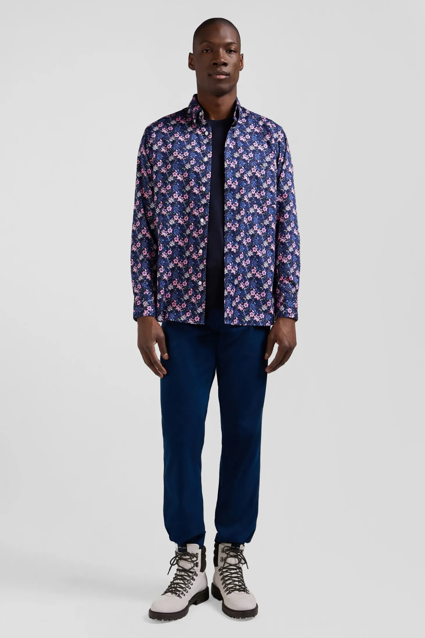 Chemise en twill de coton marine à imprimé fleurs roses coupe Regular