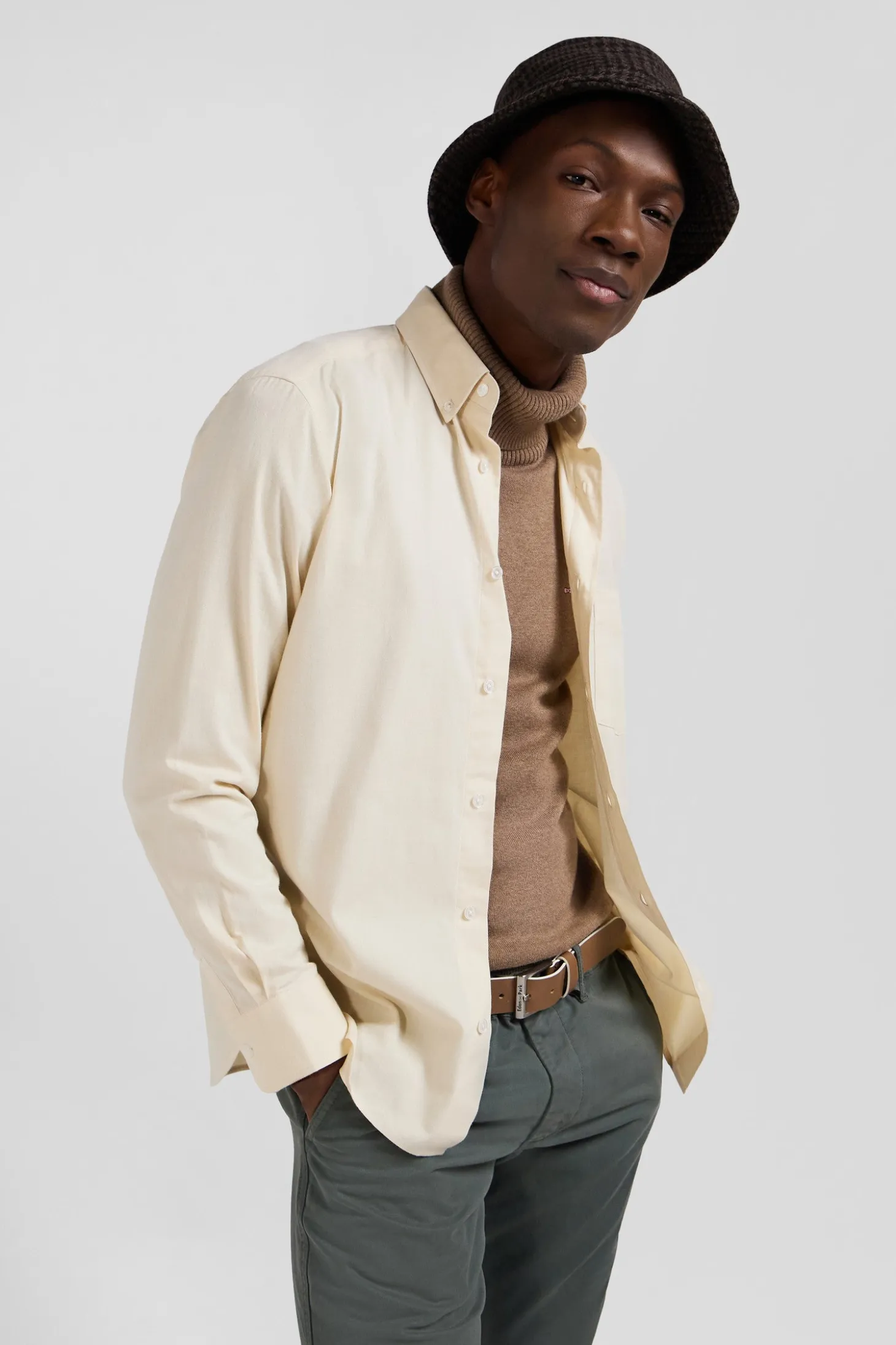 Chemise en twill de coton unie beige col à pointes boutonnées coupe Regular