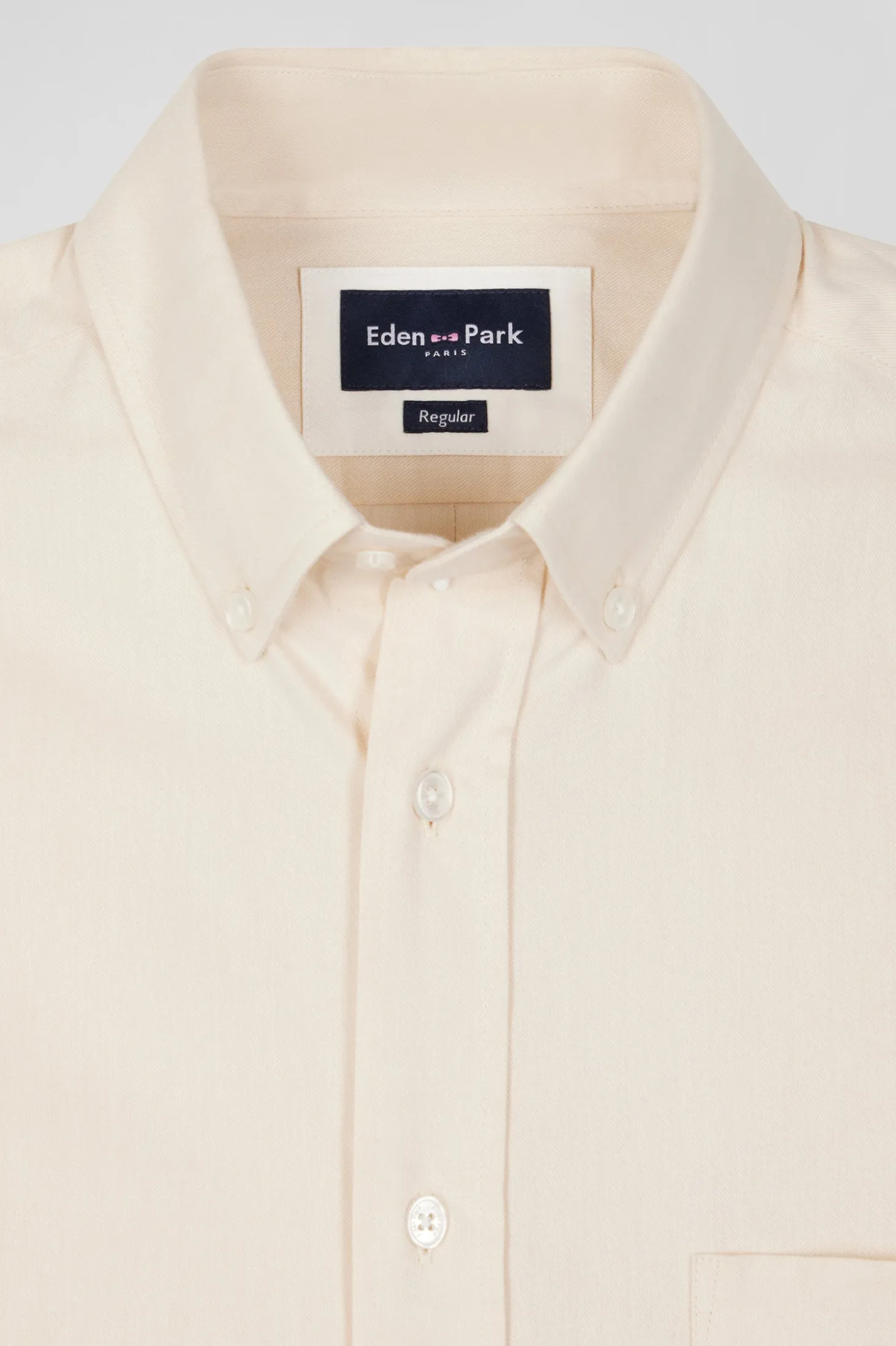 Chemise en twill de coton unie beige col à pointes boutonnées coupe Regular