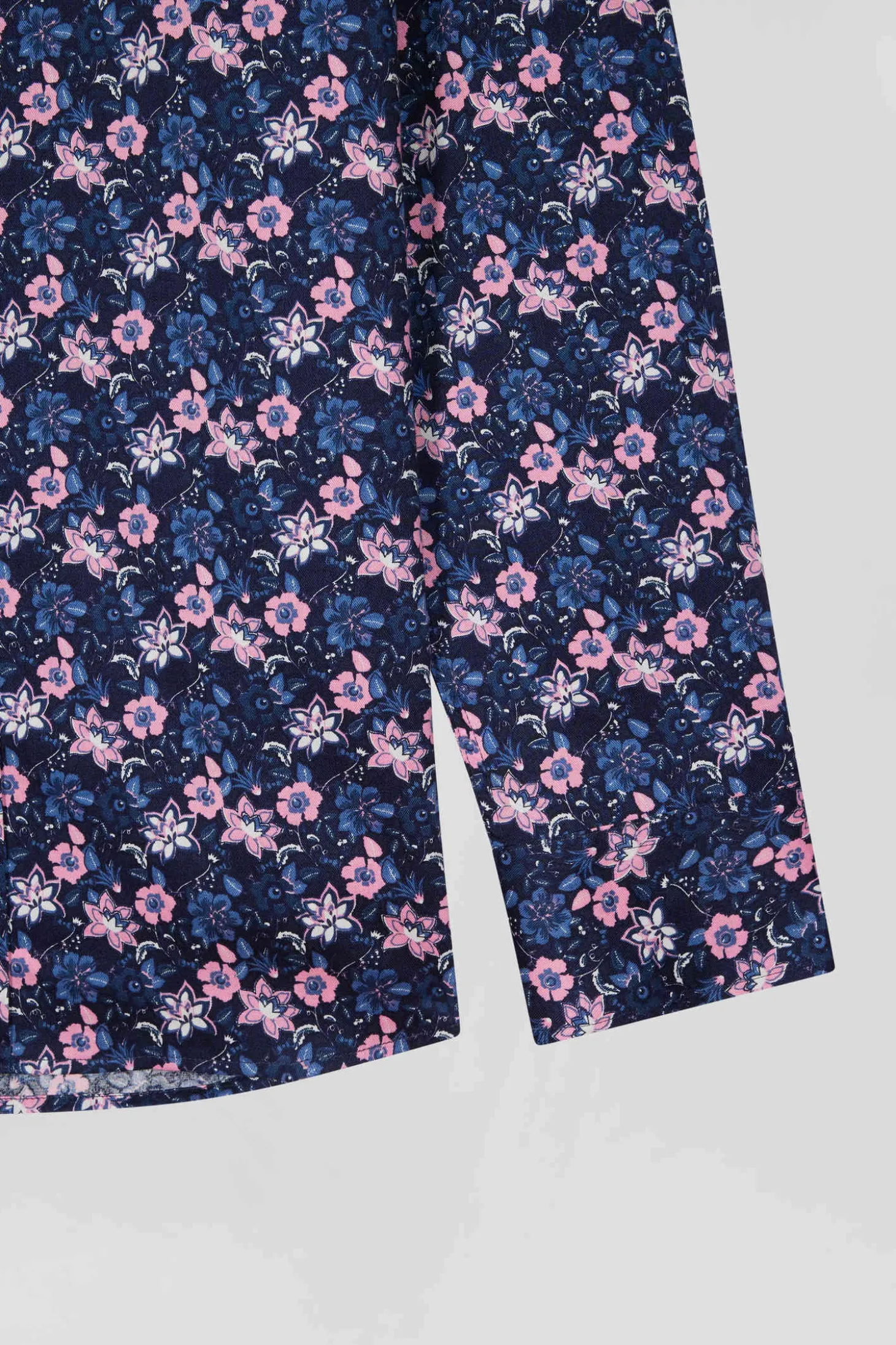 Chemise en twill de coton marine à imprimé fleurs roses coupe Regular