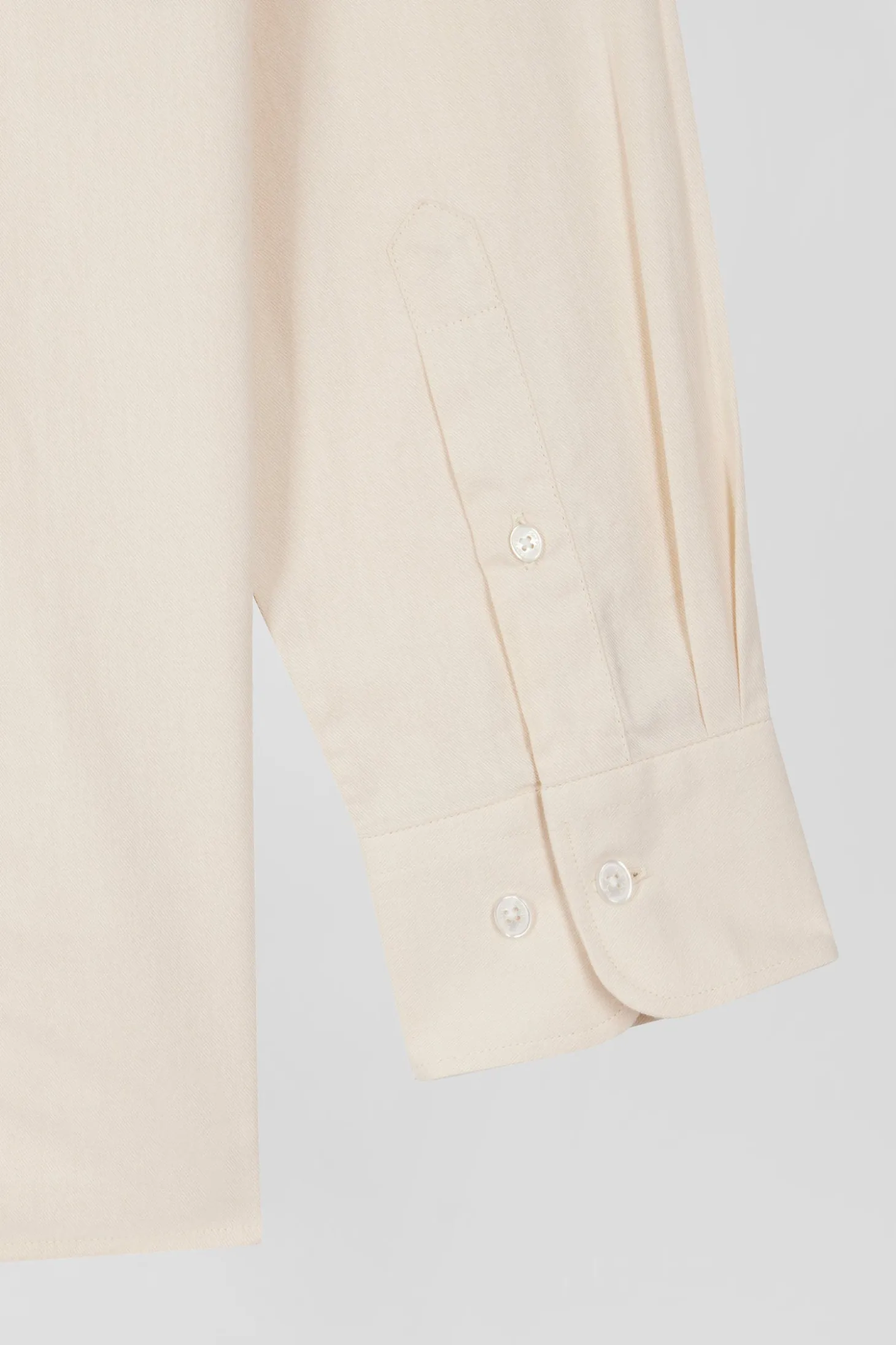Chemise en twill de coton unie beige col à pointes boutonnées coupe Regular
