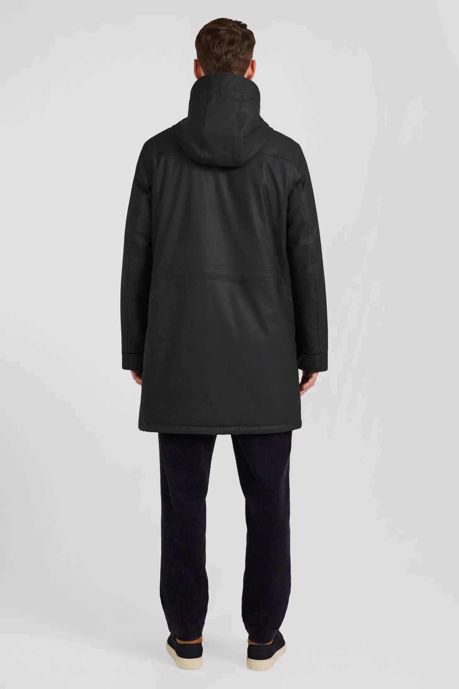 Imperméable noir à capuche intégrée