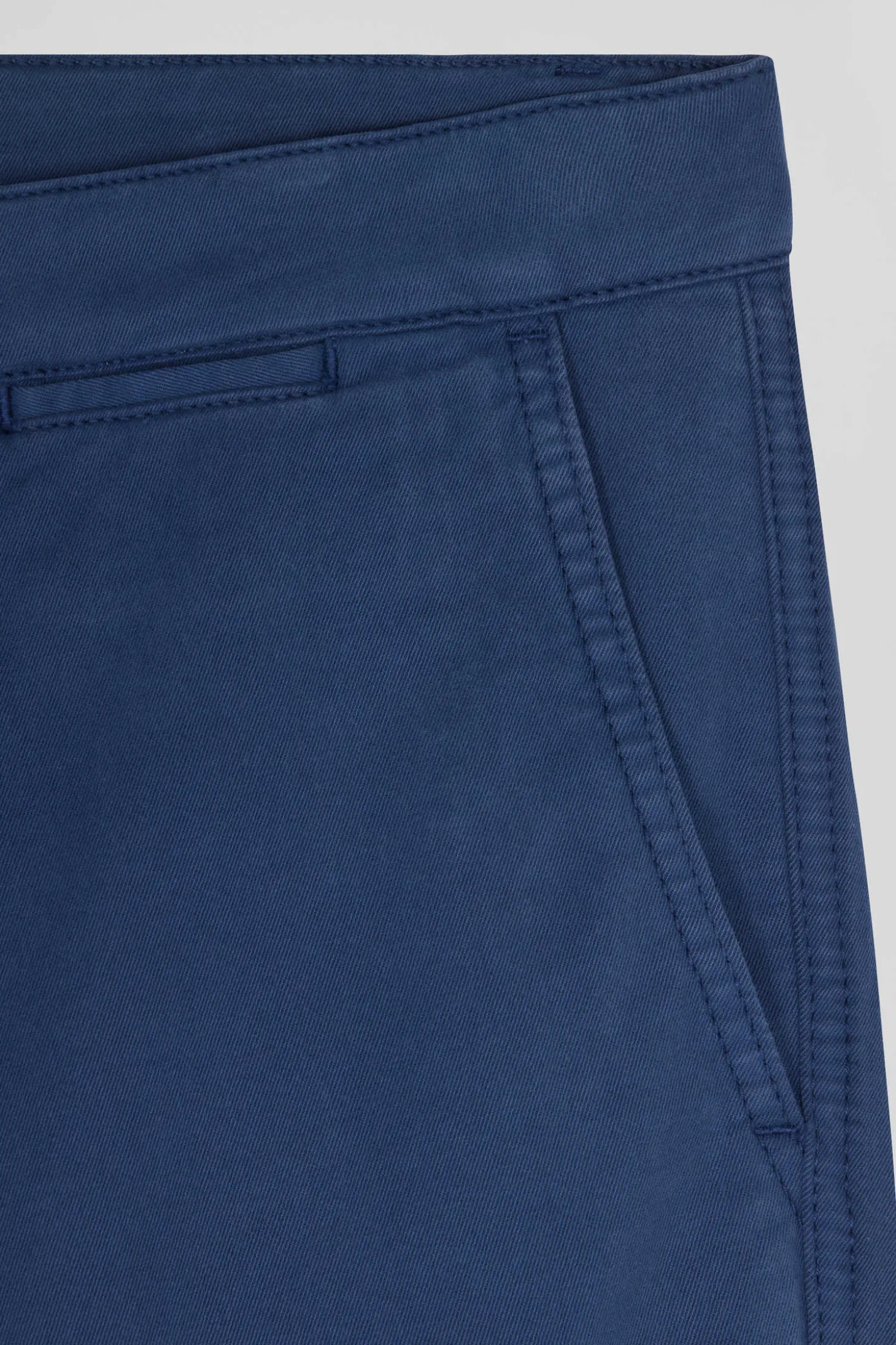 Pantalon chino bleu en gabardine de coton stretch coupe Regular
