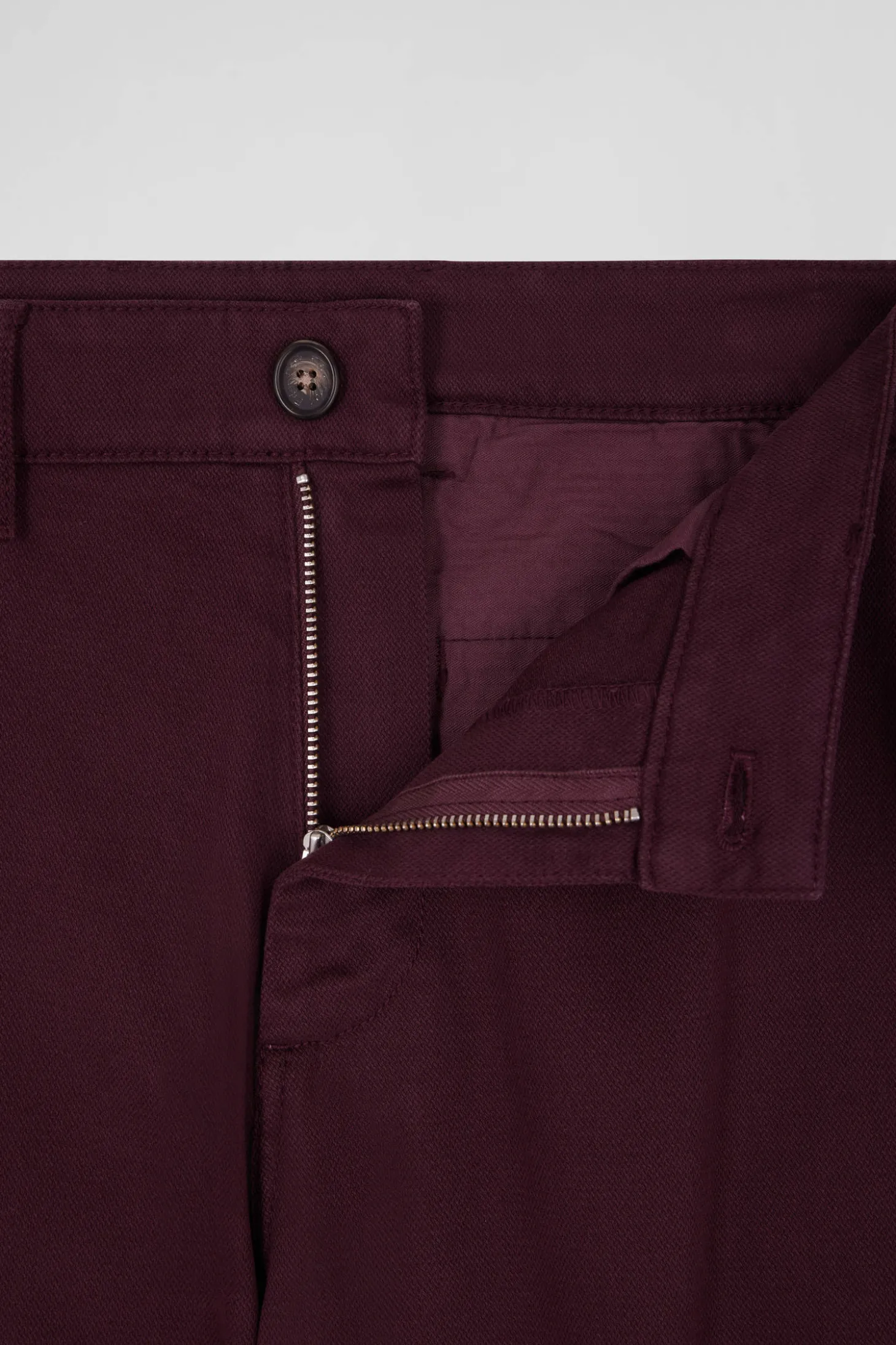Pantalon chino en piqué de coton stretch et modal bordeaux coupe Regular