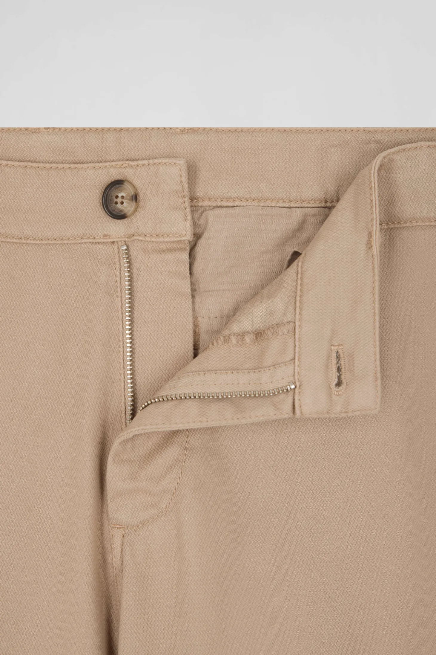 Pantalon chino en piqué de coton stretch et modal chanvre coupe Regular