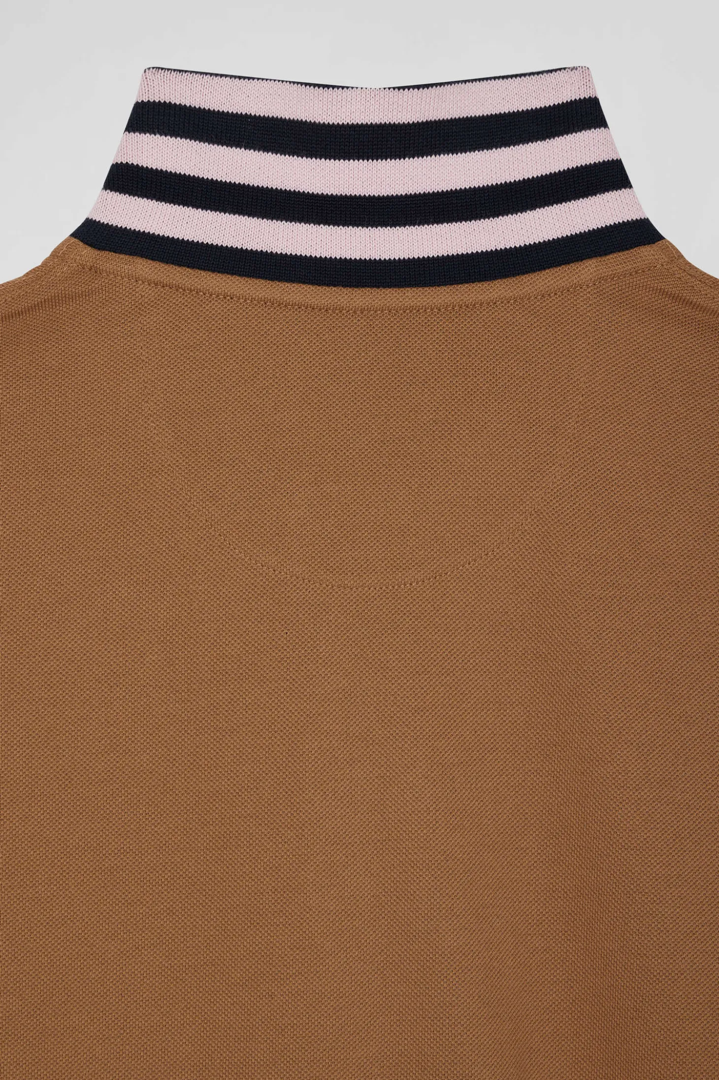 Polo manches courtes en piqué coton camel détails contrastés coupe Regular