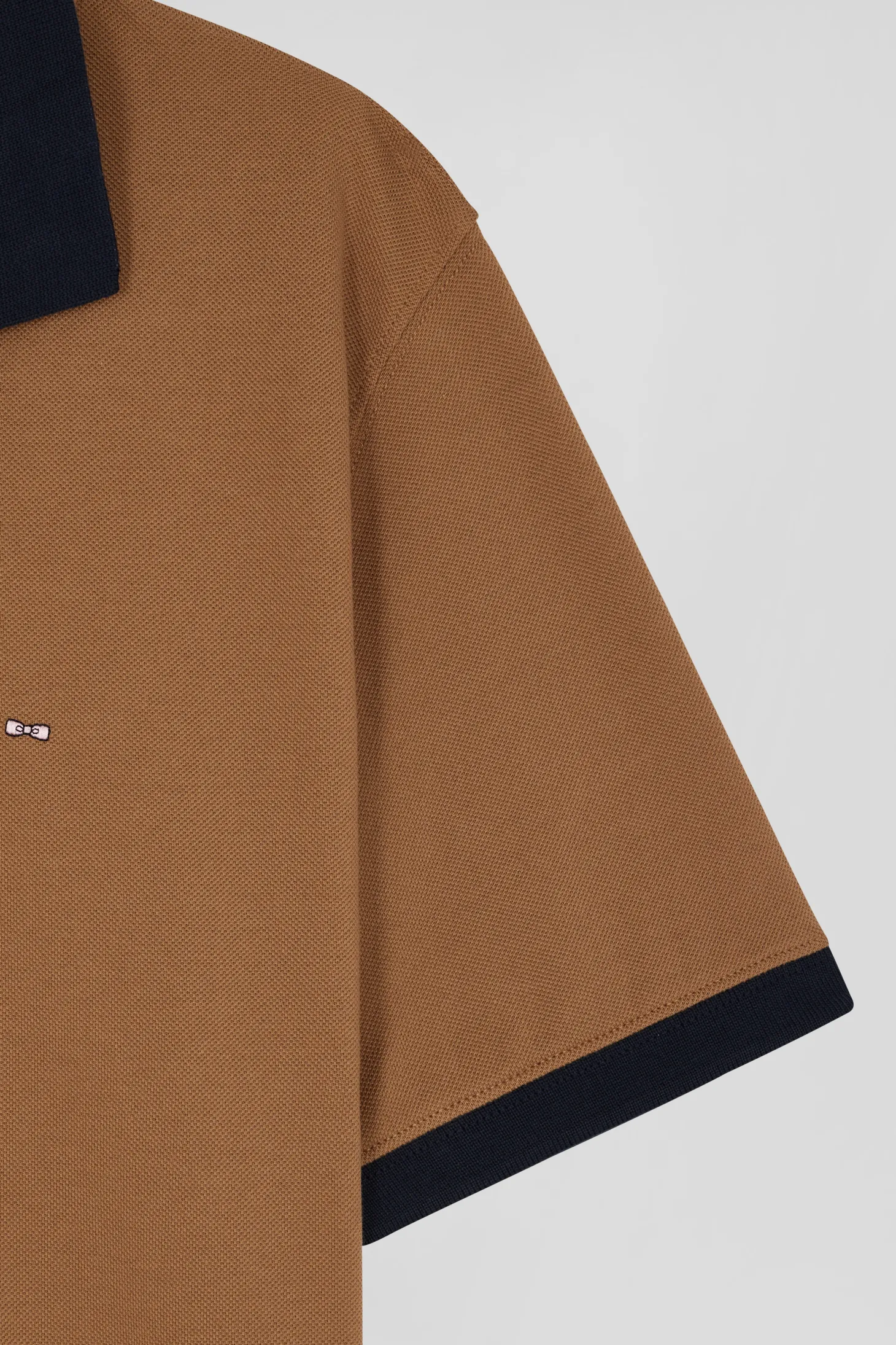 Polo manches courtes en piqué coton camel détails contrastés coupe Regular