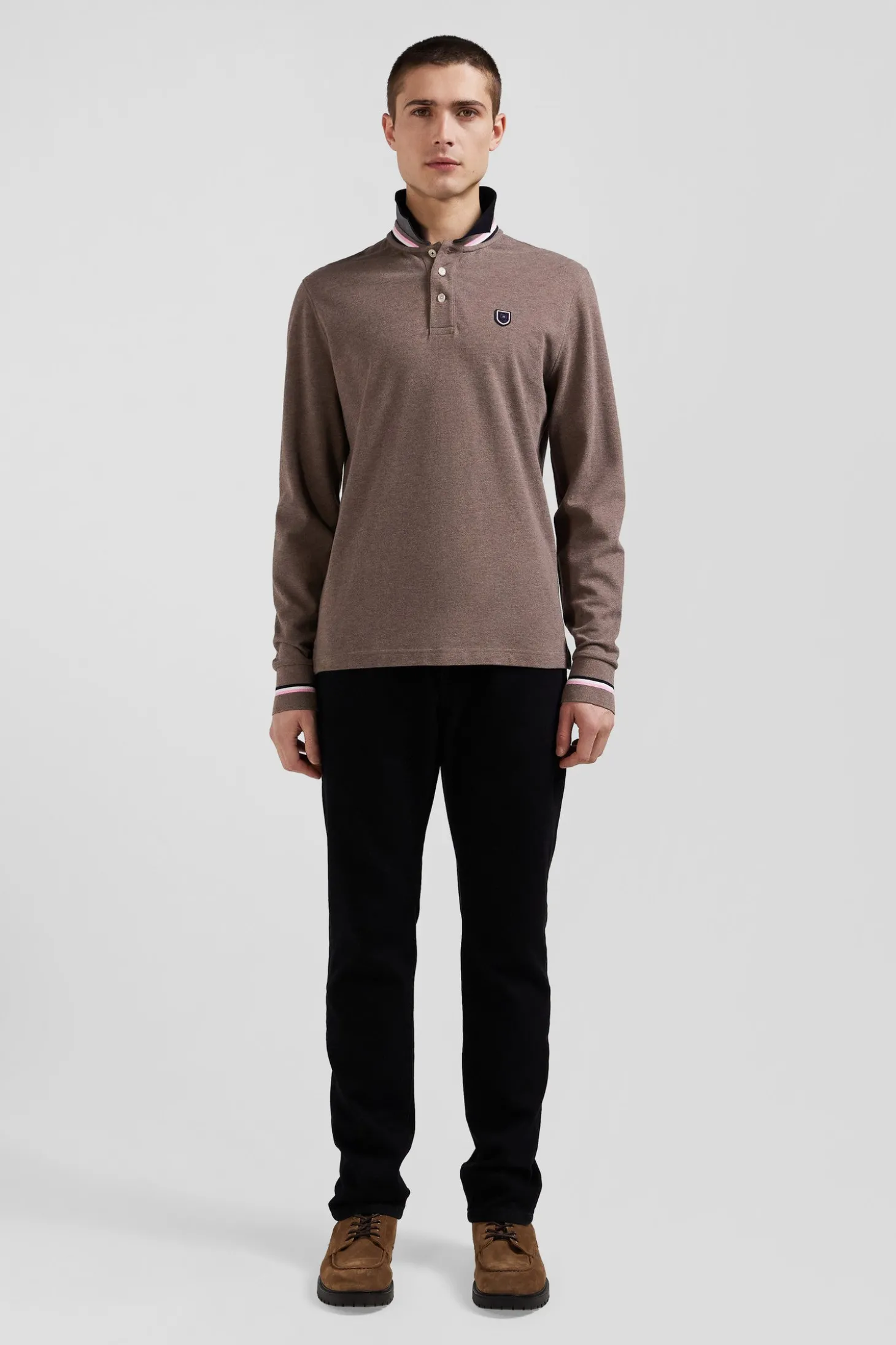 Polo manches longues en piqué coton marron écusson gomme coupe Regular