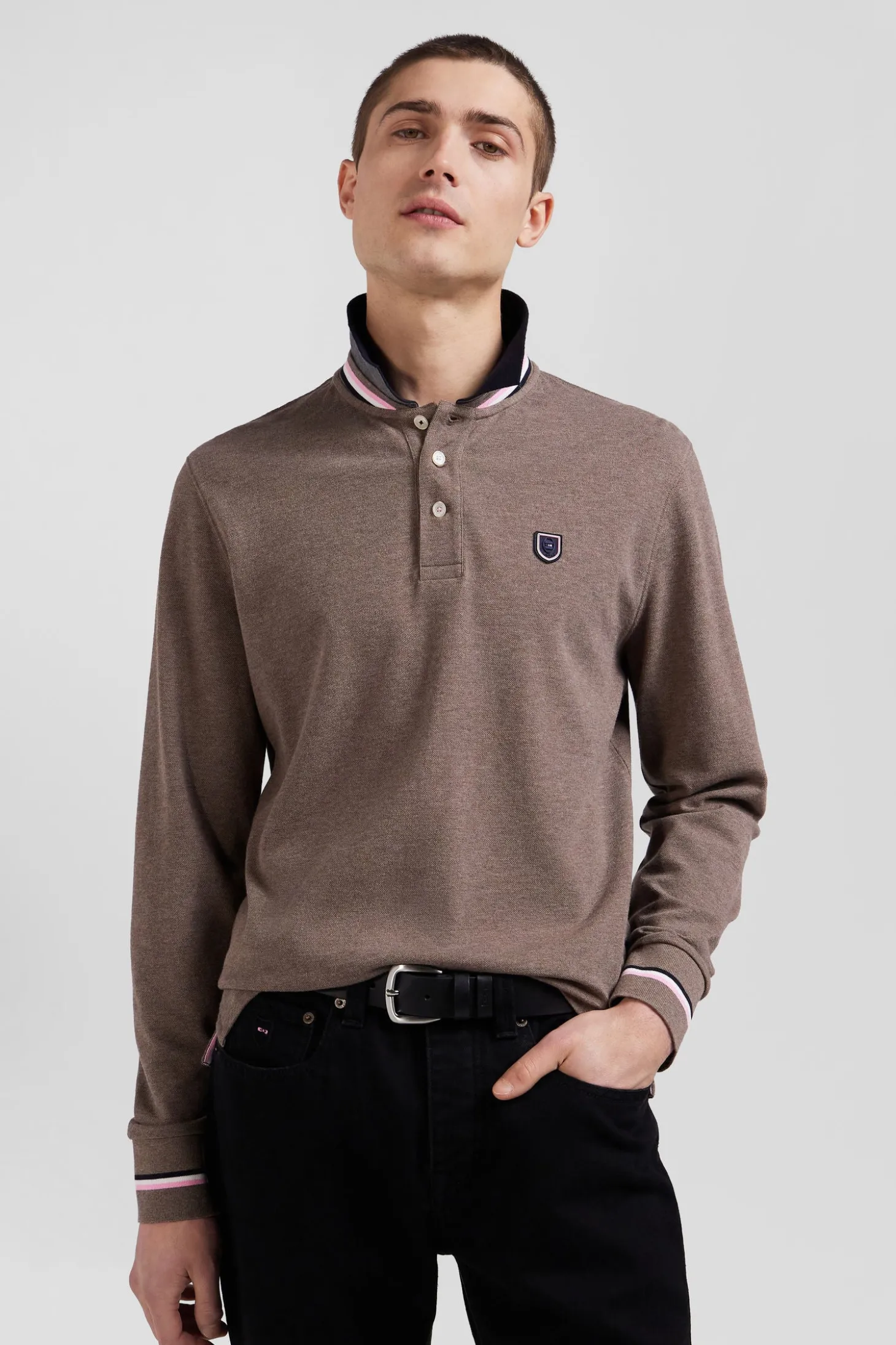 Polo manches longues en piqué coton marron écusson gomme coupe Regular