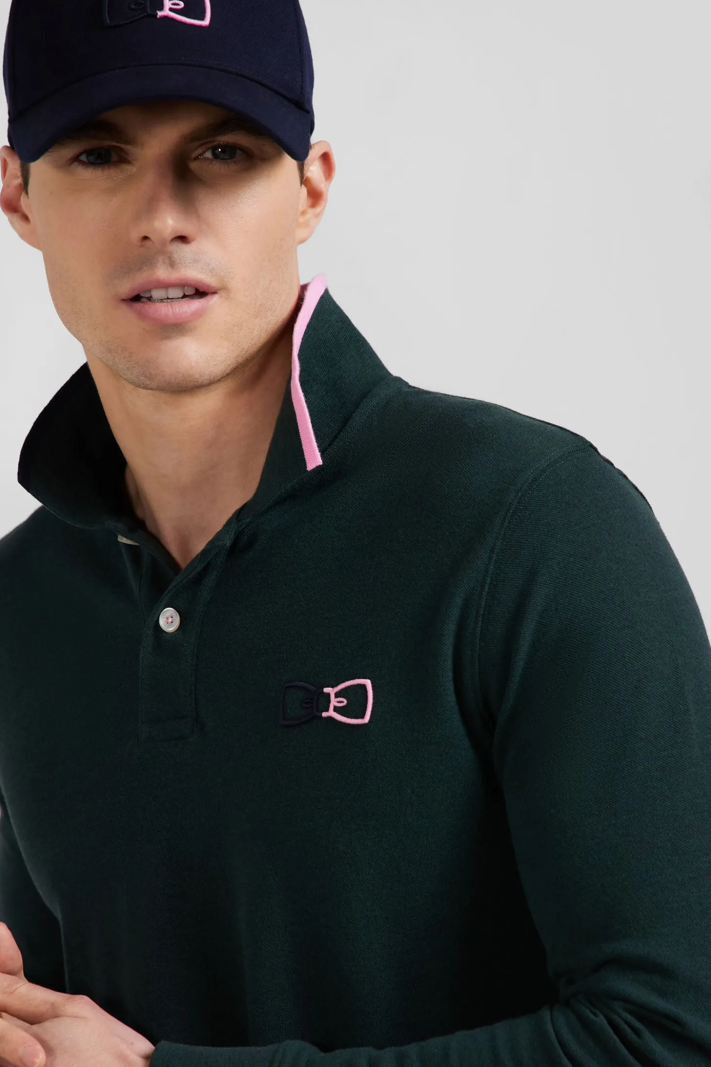 Polo manches longues en piqué coton vert détails roses coupe Regular