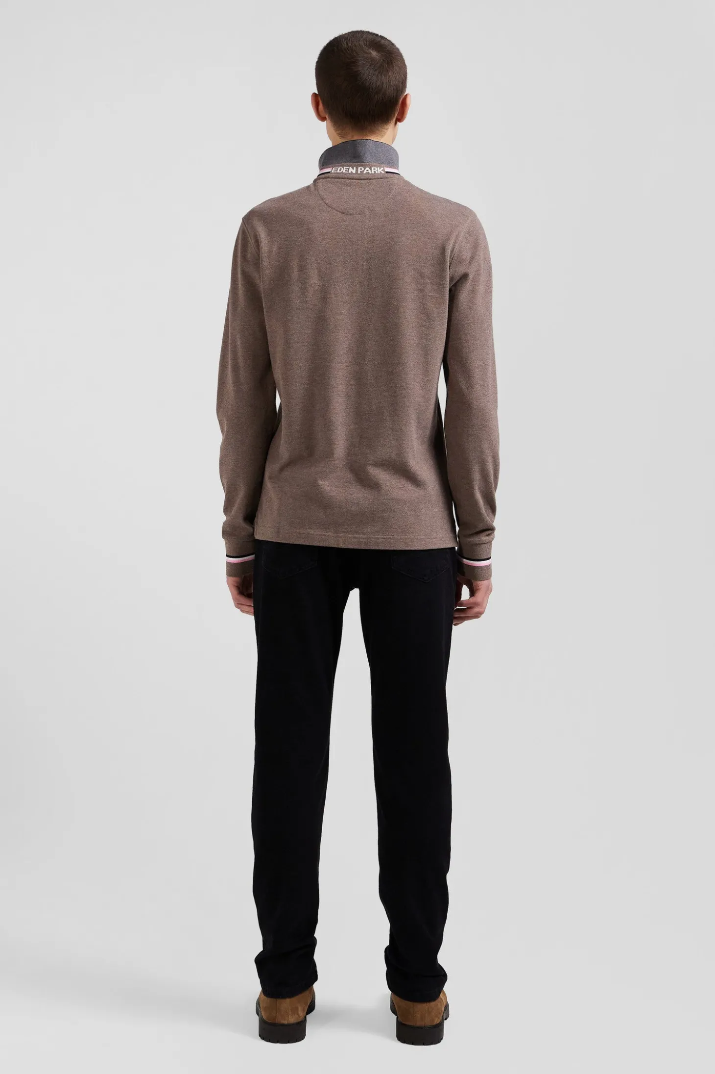 Polo manches longues en piqué coton marron écusson gomme coupe Regular