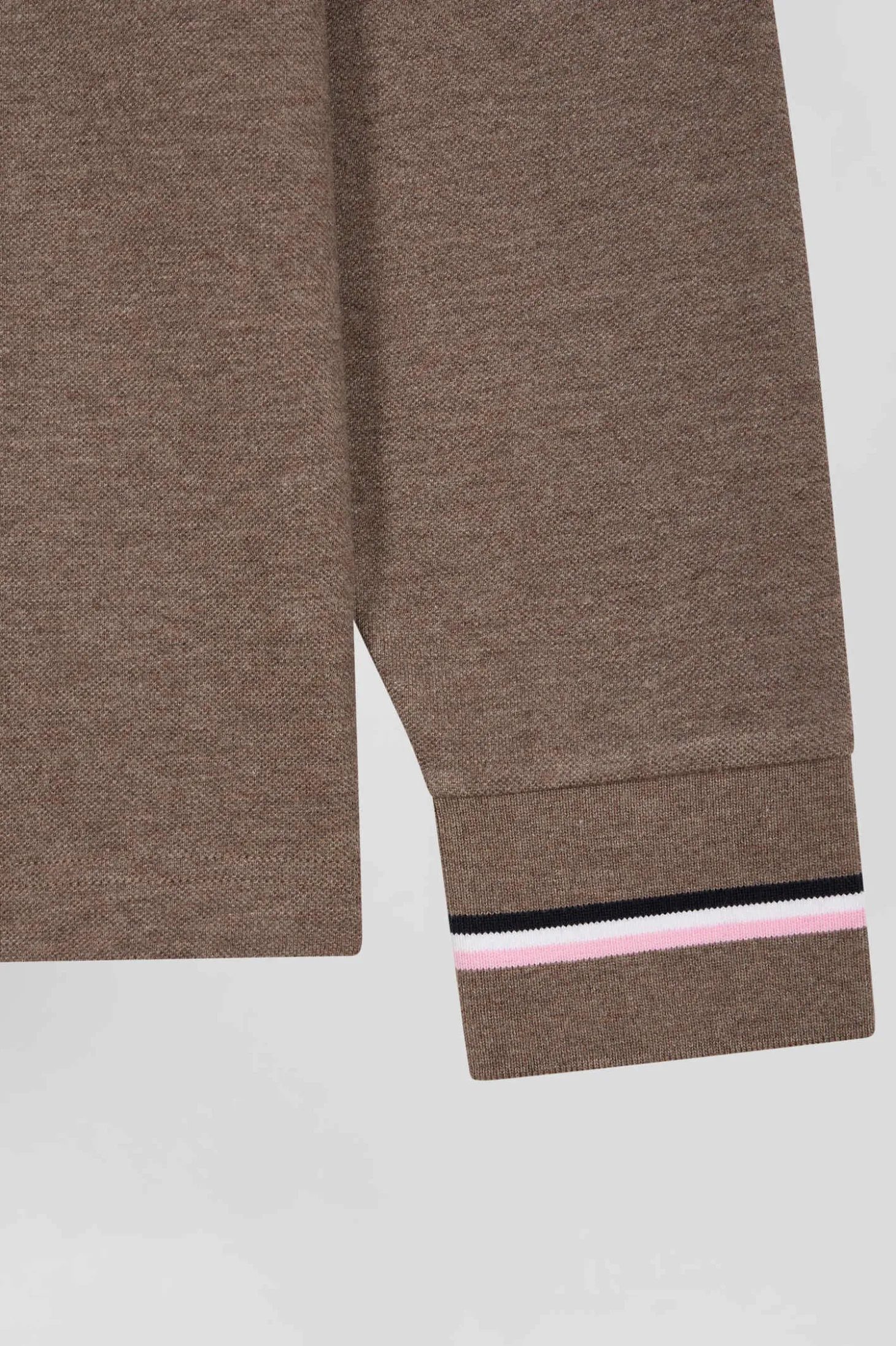 Polo manches longues en piqué coton marron écusson gomme coupe Regular