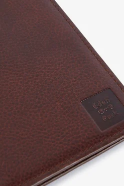 Portefeuille passeport en cuir marron foncé