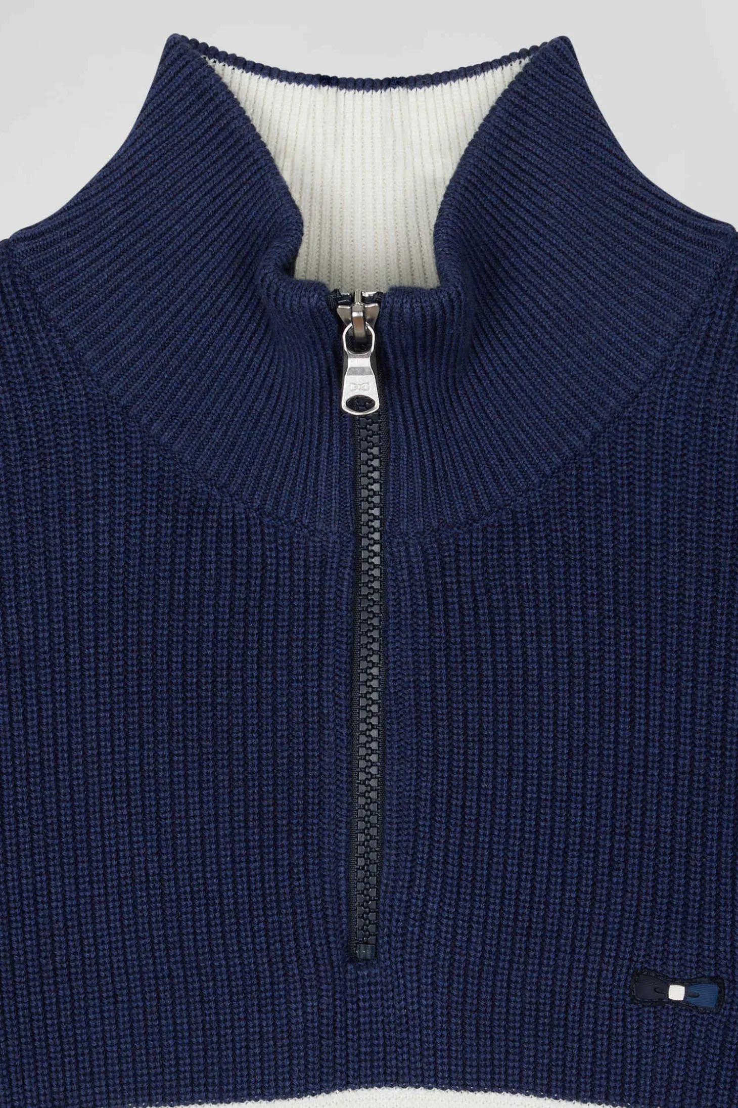 Pull col camionneur montant en coton bleu foncé à jeux de maille coupe Regular