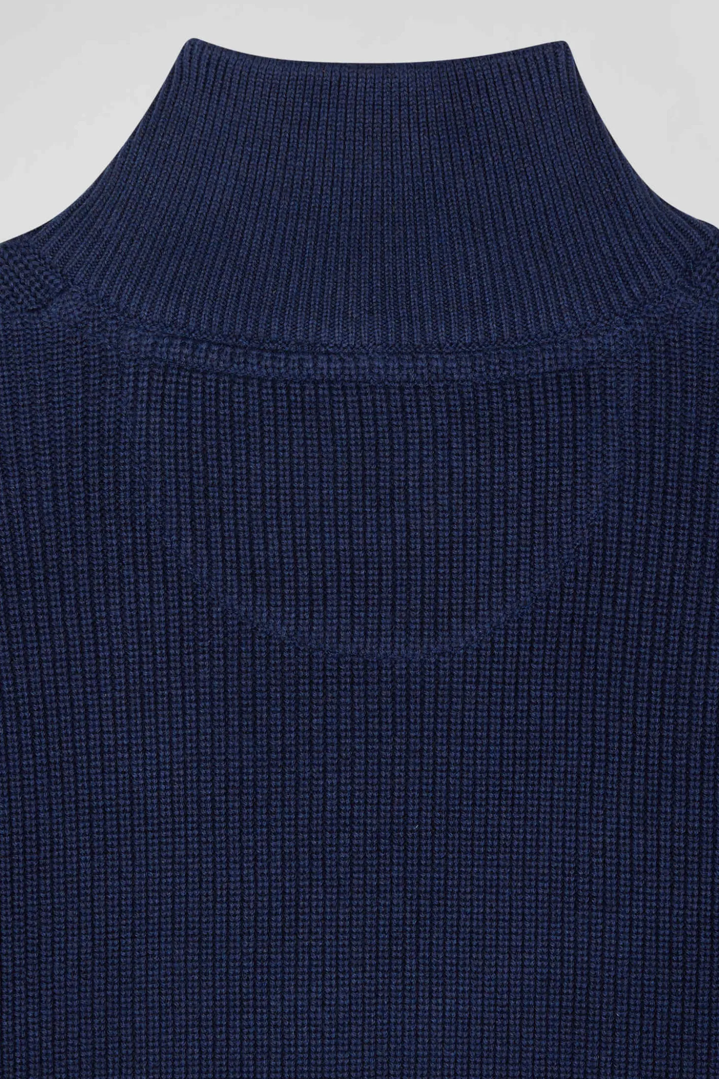 Pull col camionneur montant en coton bleu foncé à jeux de maille coupe Regular
