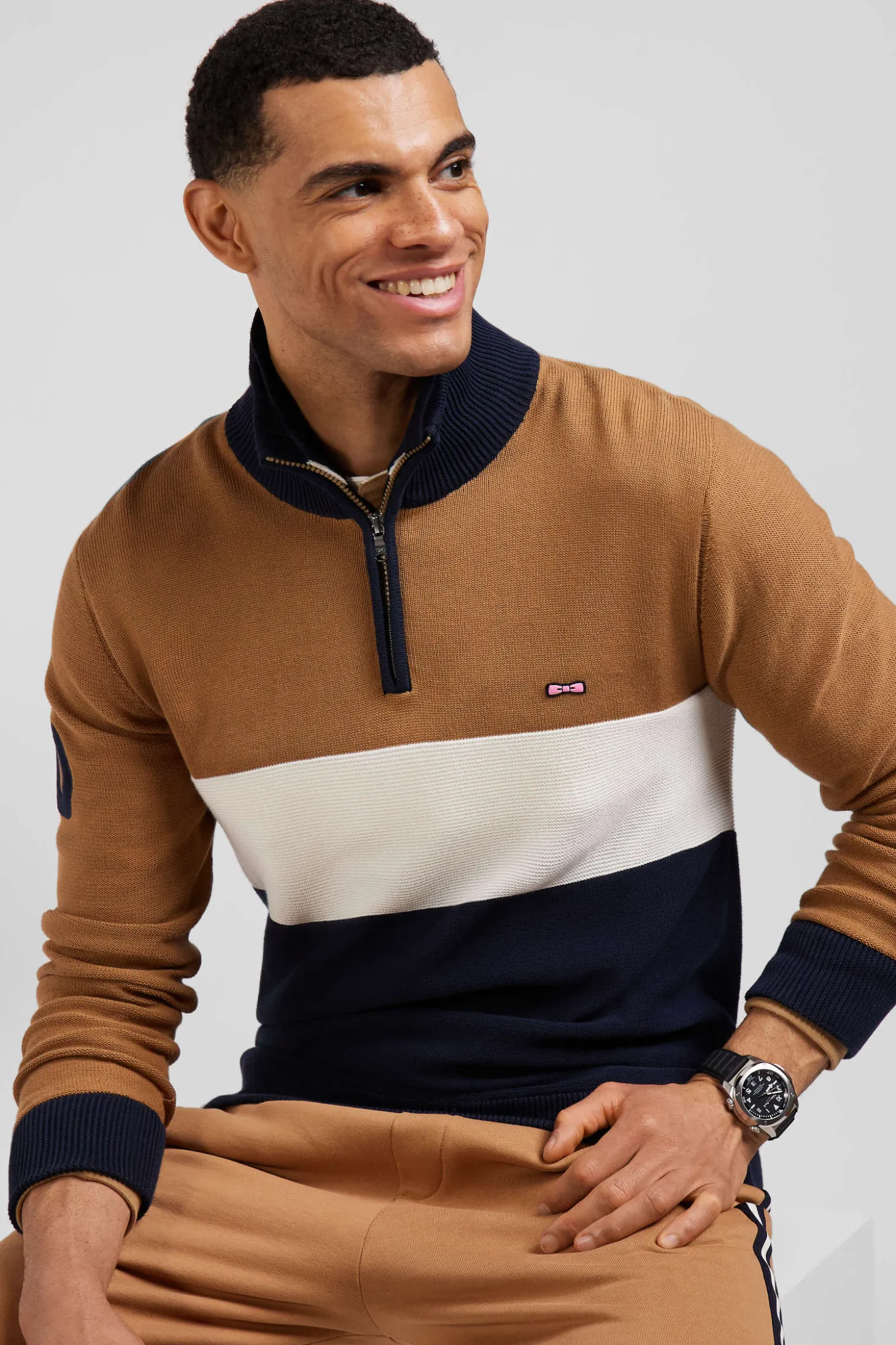 Pull col camionneur zippé colorblock en coton camel brodé coupe Regular