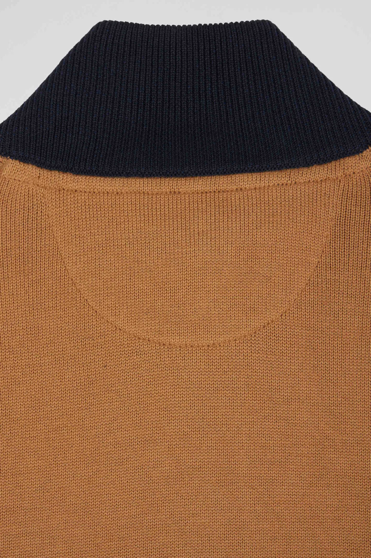 Pull col camionneur zippé colorblock en coton camel brodé coupe Regular