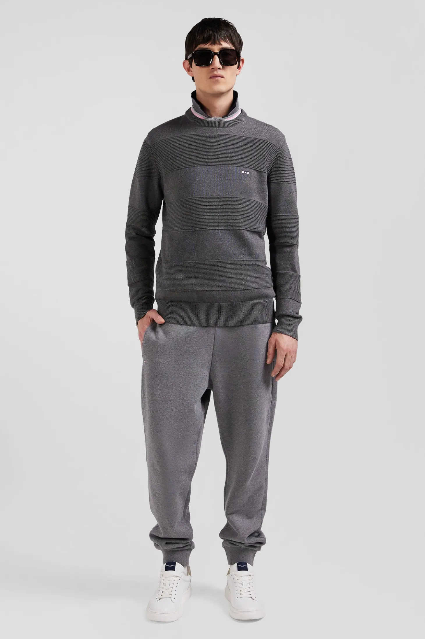 Pull col rond en coton gris à jeux de maille coupe Regular