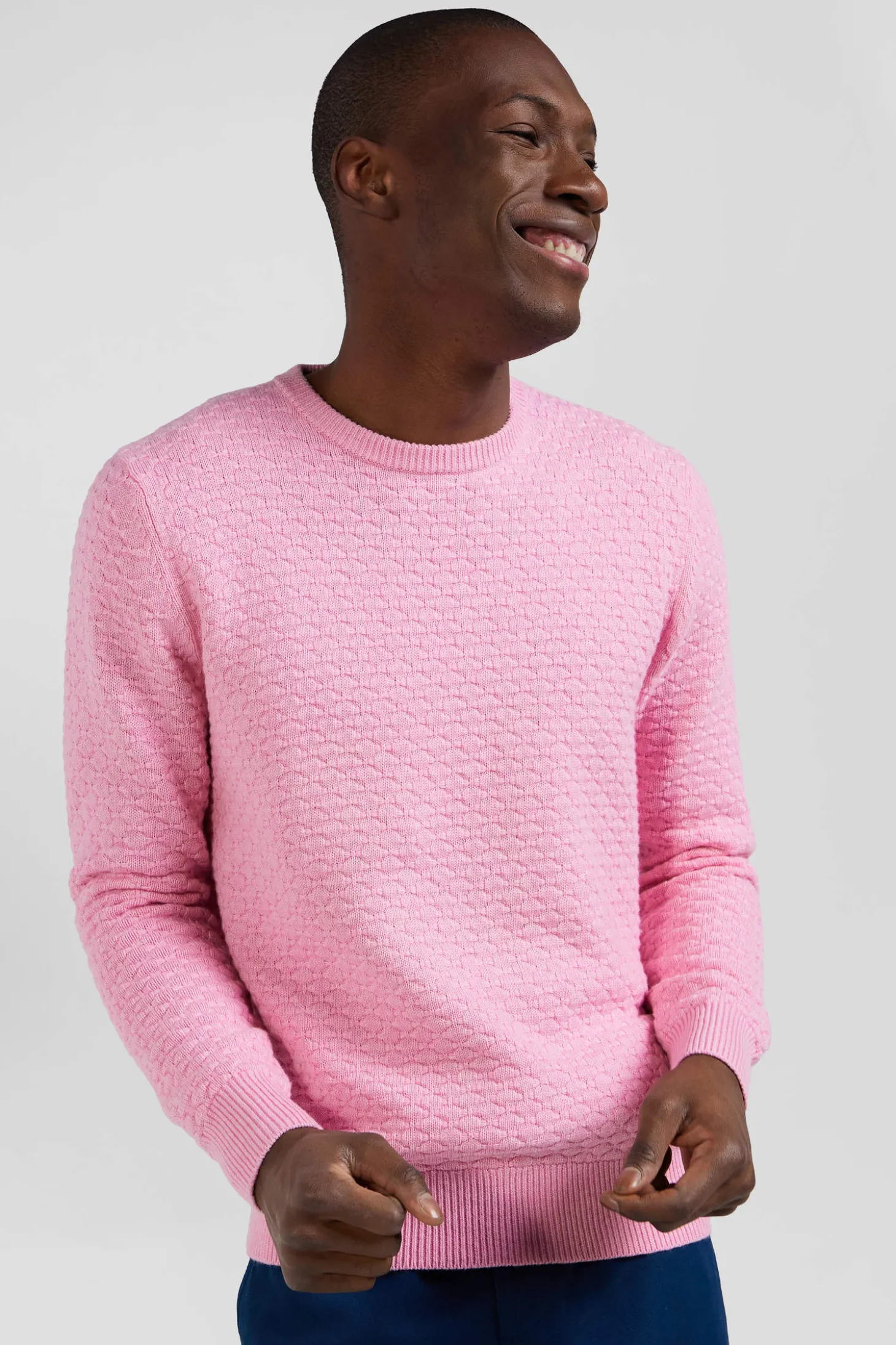 Pull col rond en laine et coton rose coupe Regular effet micro nœud papillon