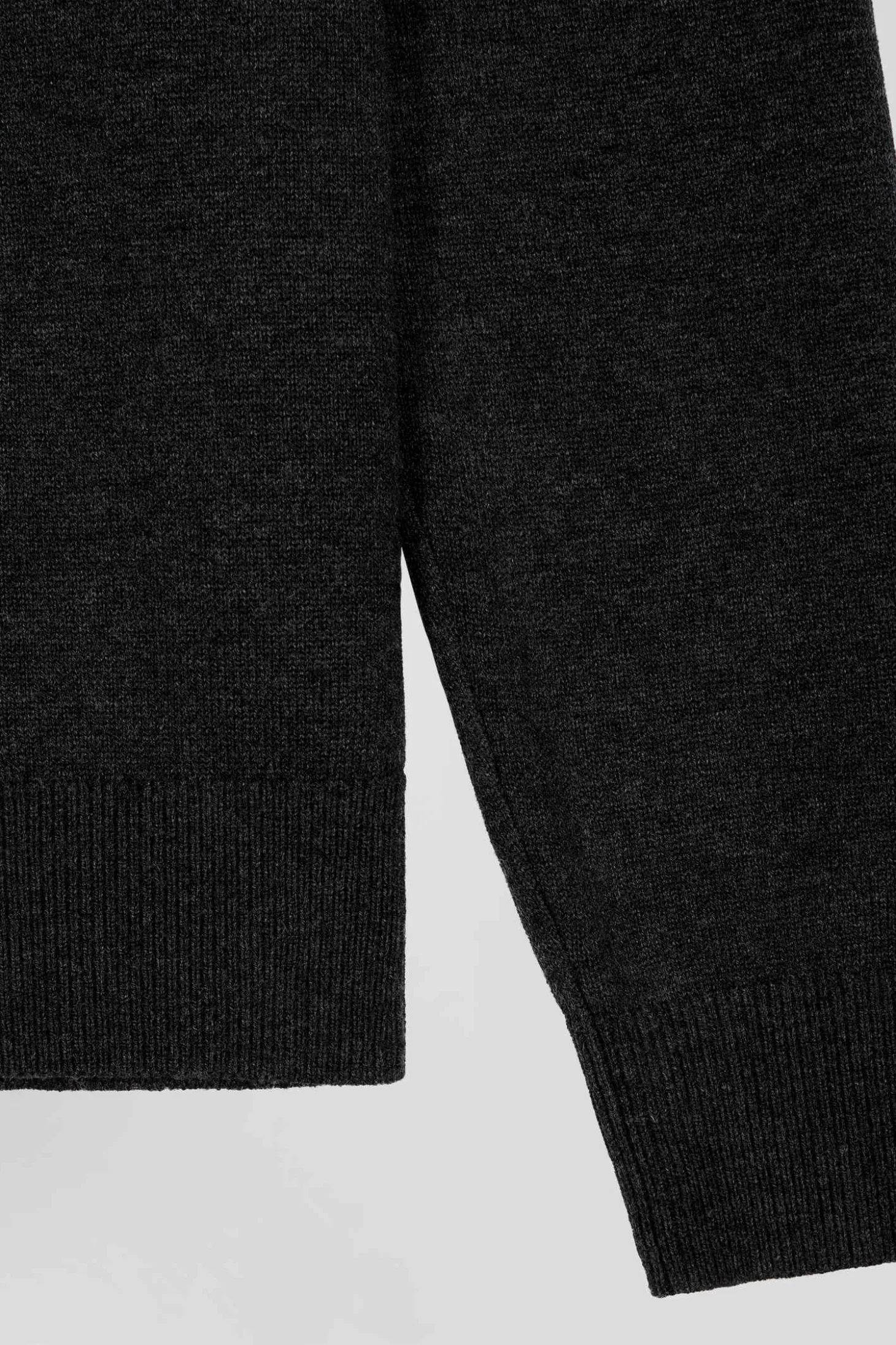 Pull col roulé en laine mérinos noir coupe Regular
