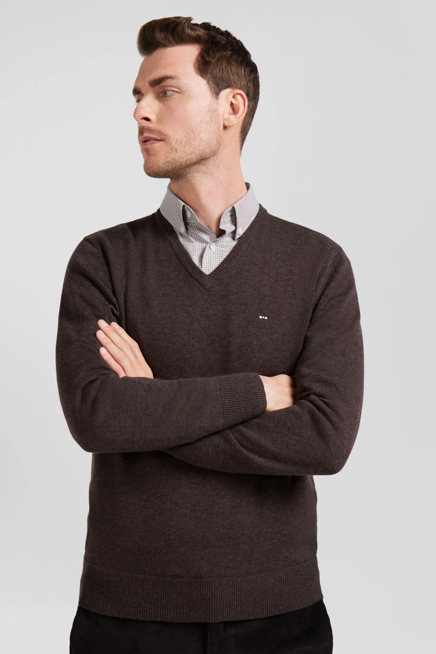 Pull col V en laine et coton marron demi-lune cerclée coupe Regular