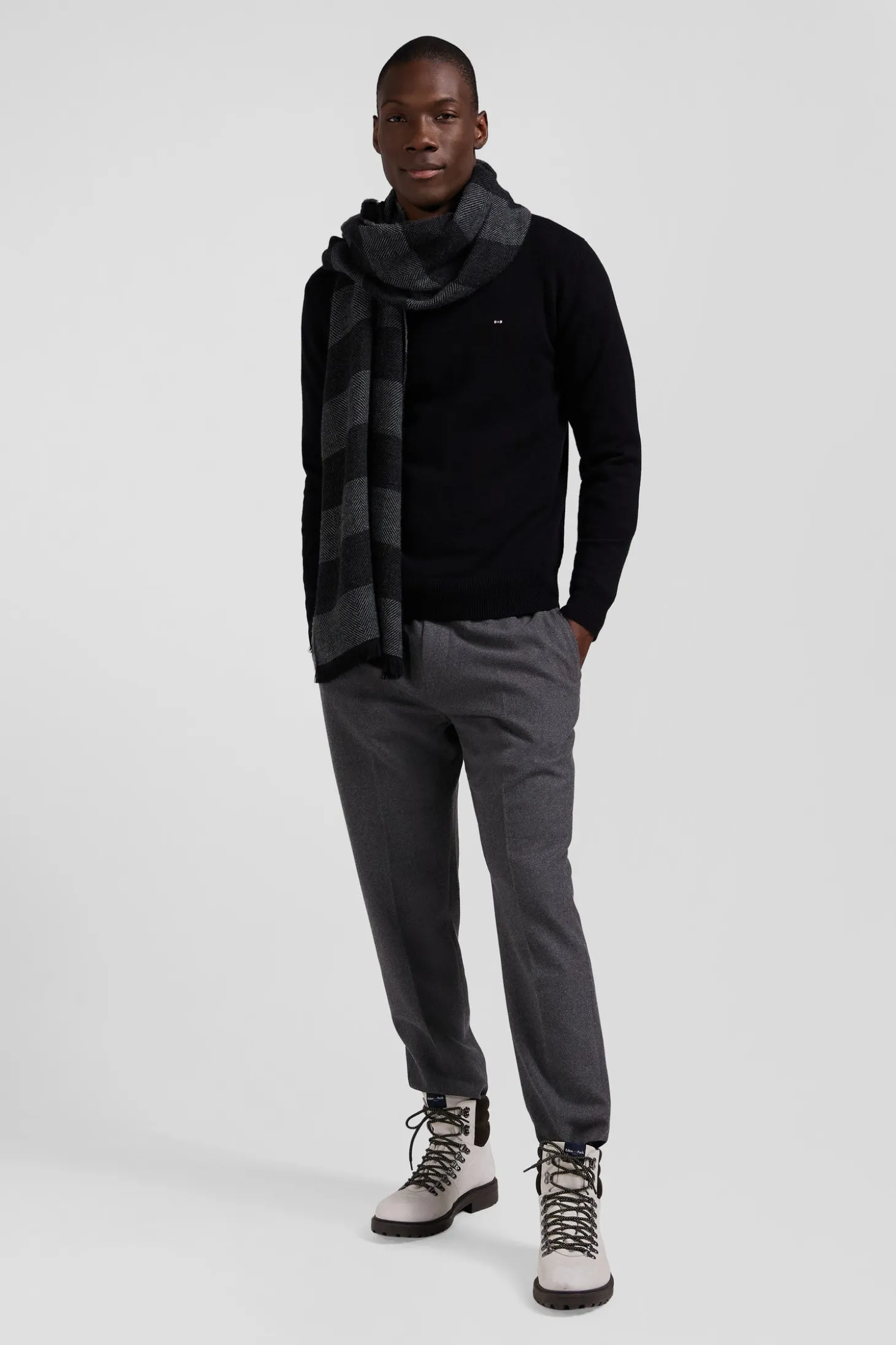 Pull col V en laine et coton noir demi-lune cerclée coupe Regular