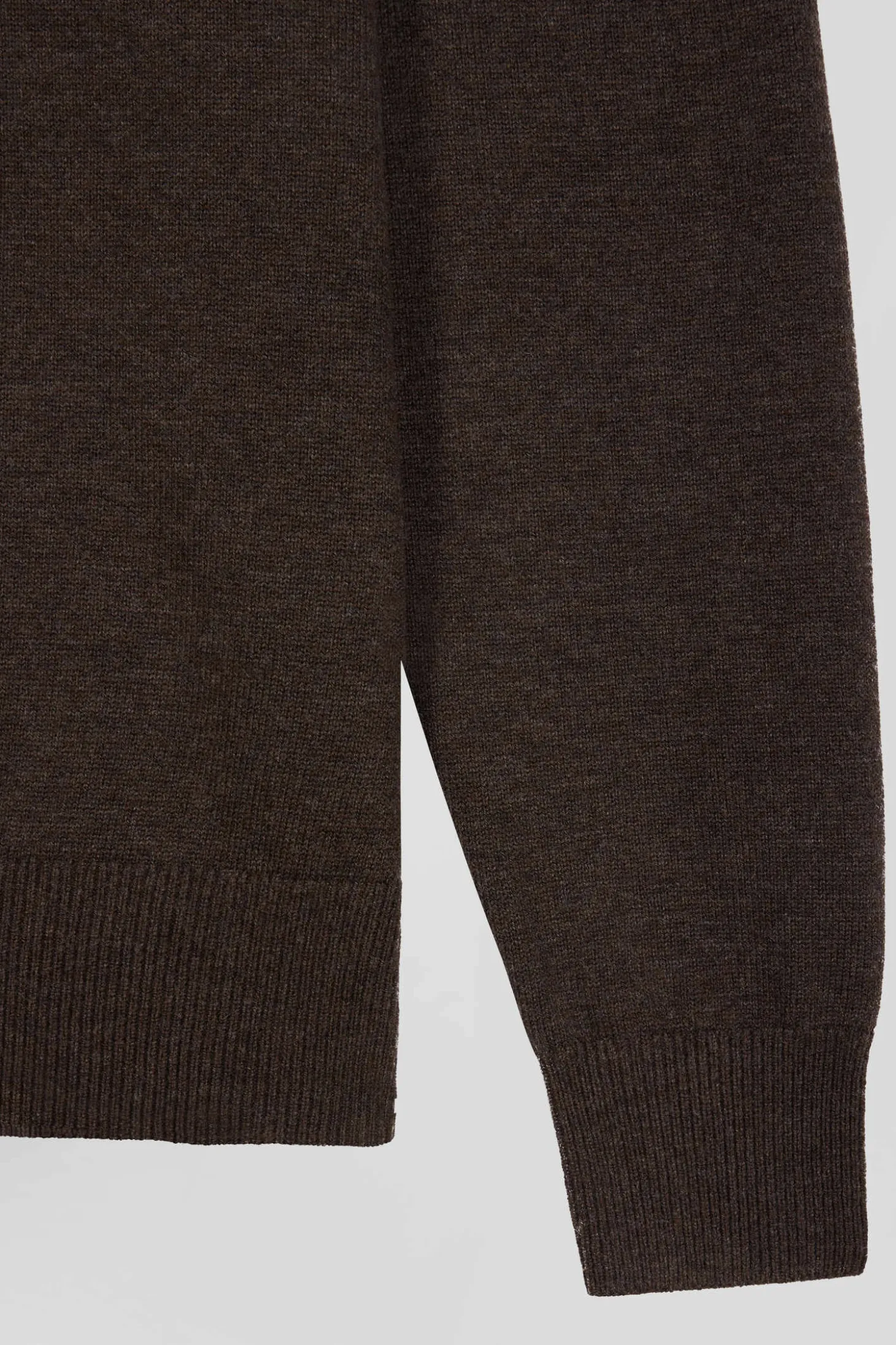 Pull col V en laine et coton marron demi-lune cerclée coupe Regular