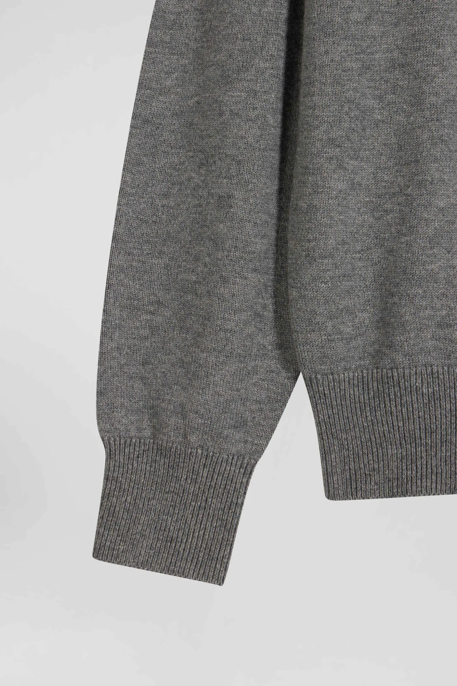 Pull col V en laine et coton gris demi-lune cerclée coupe Regular