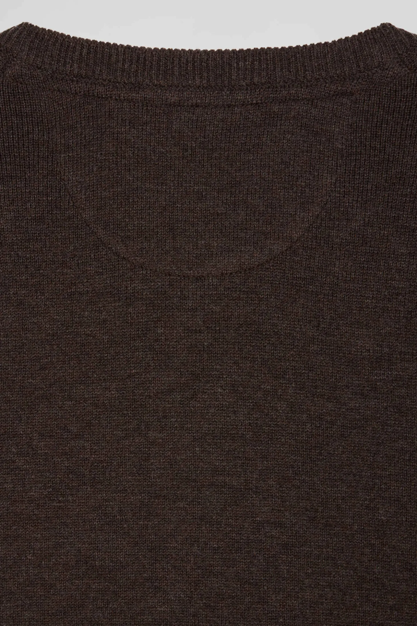 Pull col V en laine et coton marron demi-lune cerclée coupe Regular