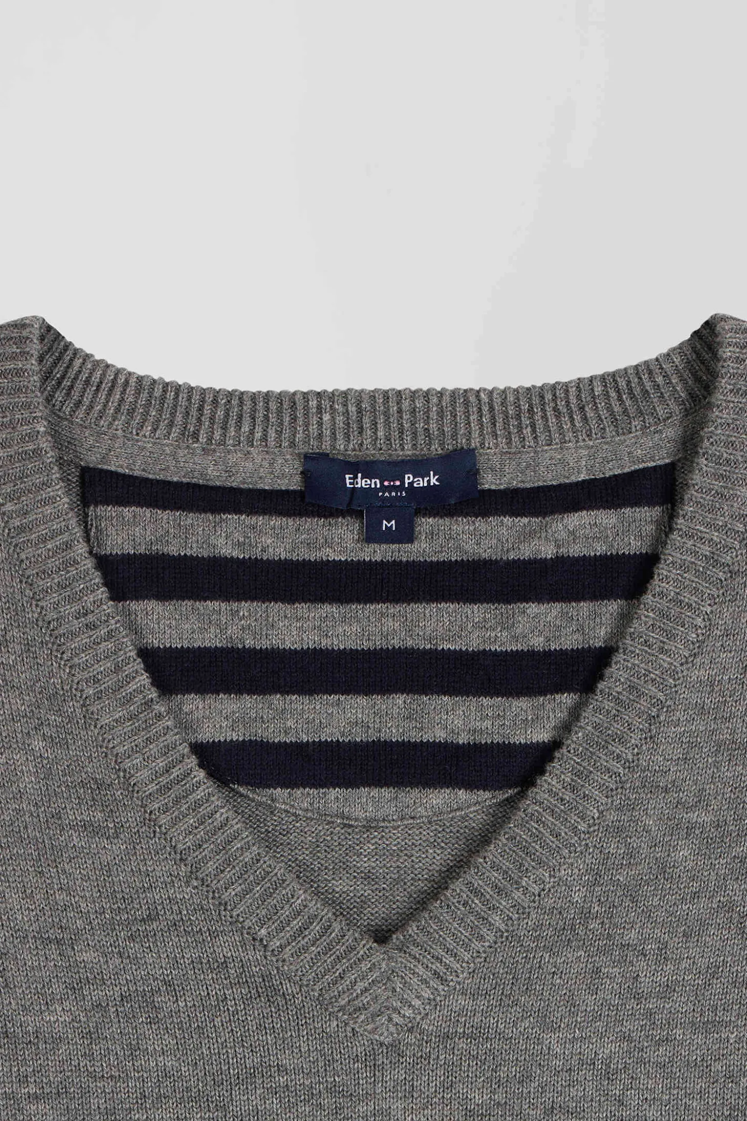 Pull col V en laine et coton gris demi-lune cerclée coupe Regular