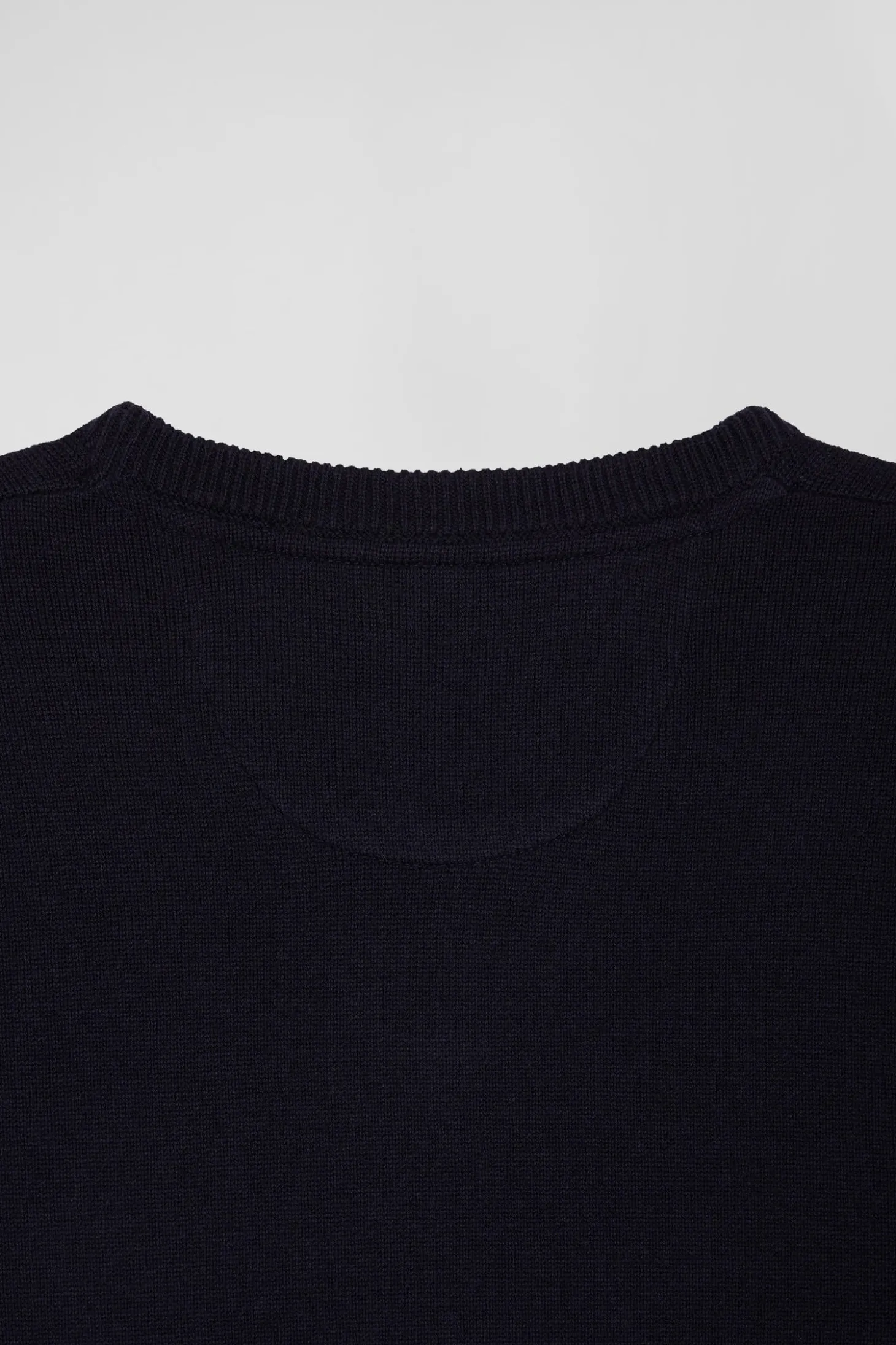 Pull col V en laine et coton bleu marine demi-lune cerclée coupe Regular