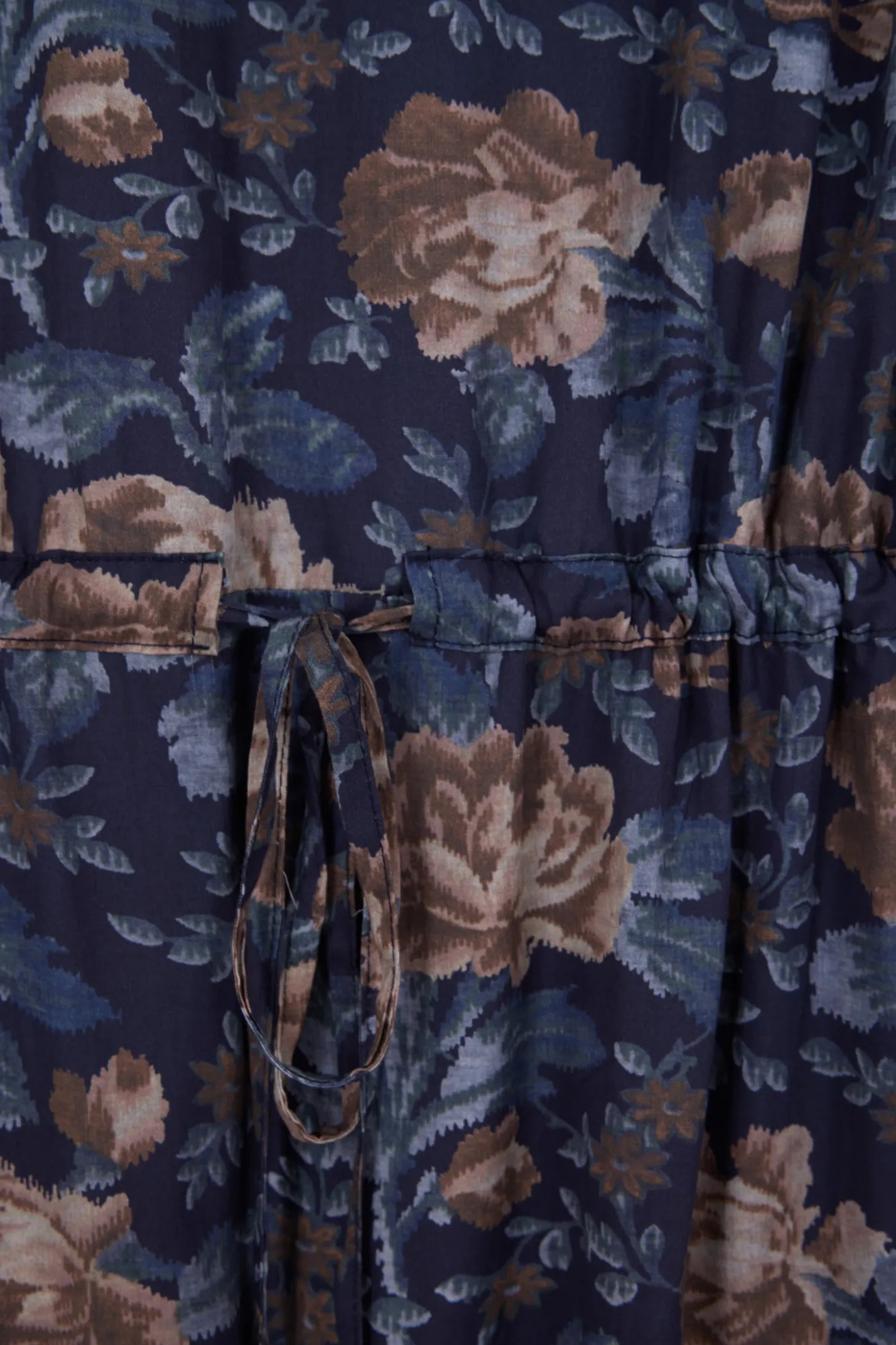 Robe en lyocell bleu marine manches longues à imprimé floral
