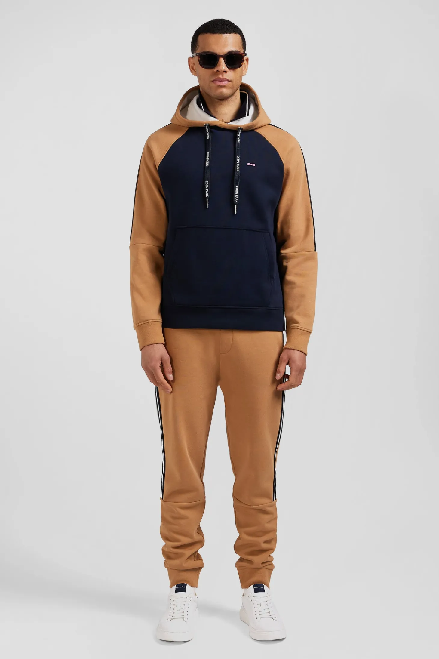 Sweatshirt à capuche en molleton marine et camel cordons de serrage siglés coupe Relaxed