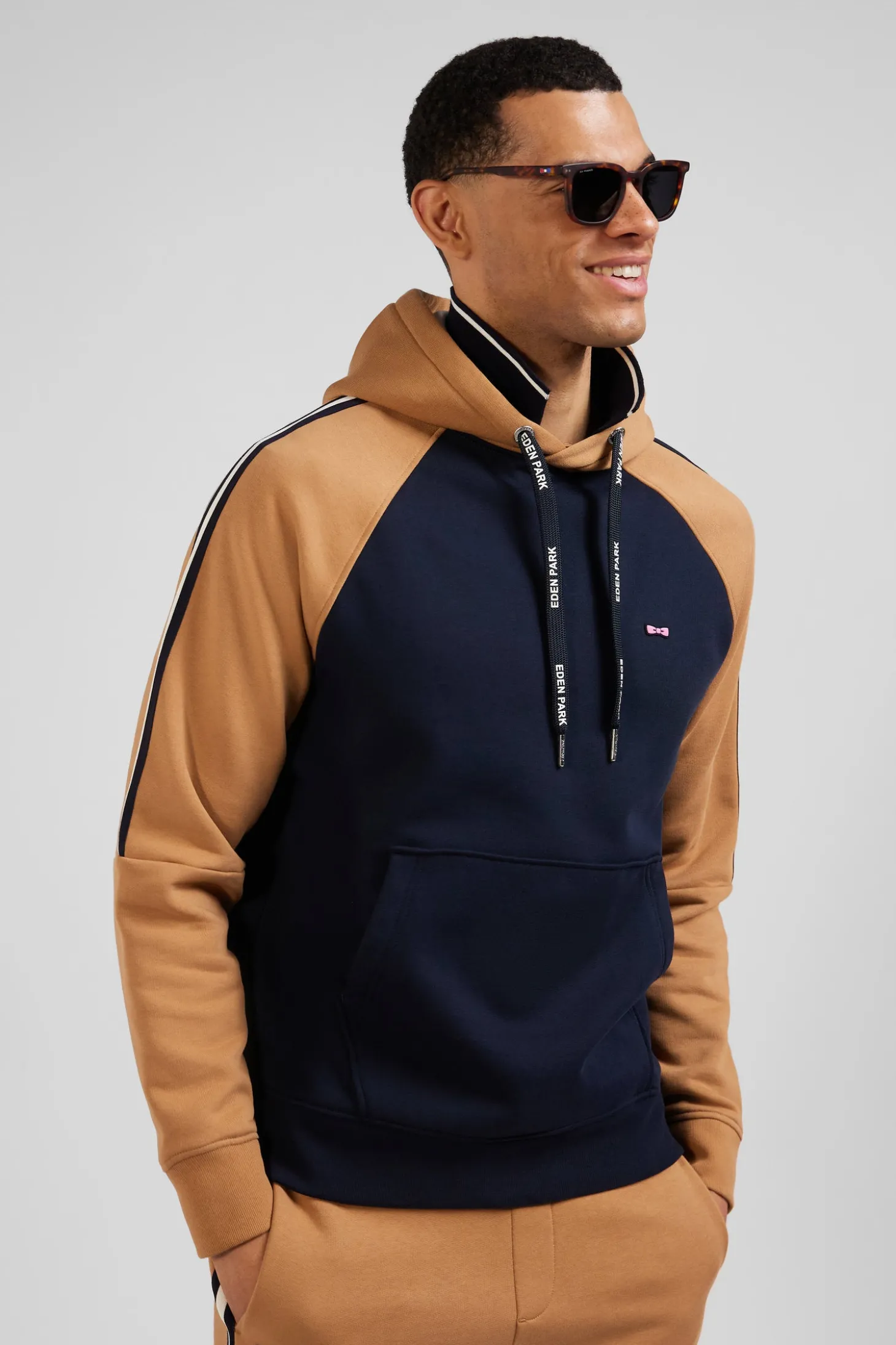 Sweatshirt à capuche en molleton marine et camel cordons de serrage siglés coupe Relaxed