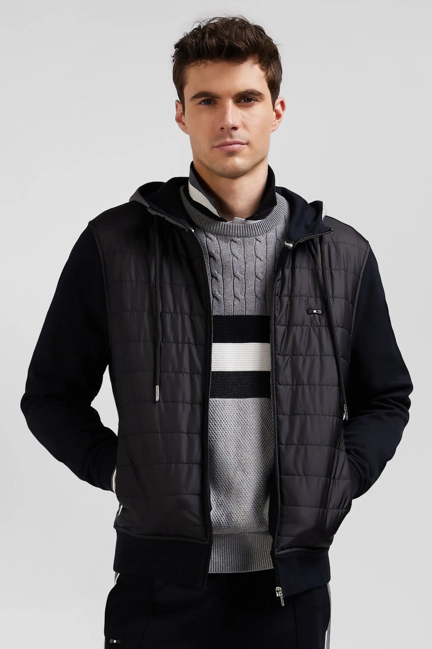 Sweatshirt zippé bimatière à parmenture matelassée noir et marine coupe Regular