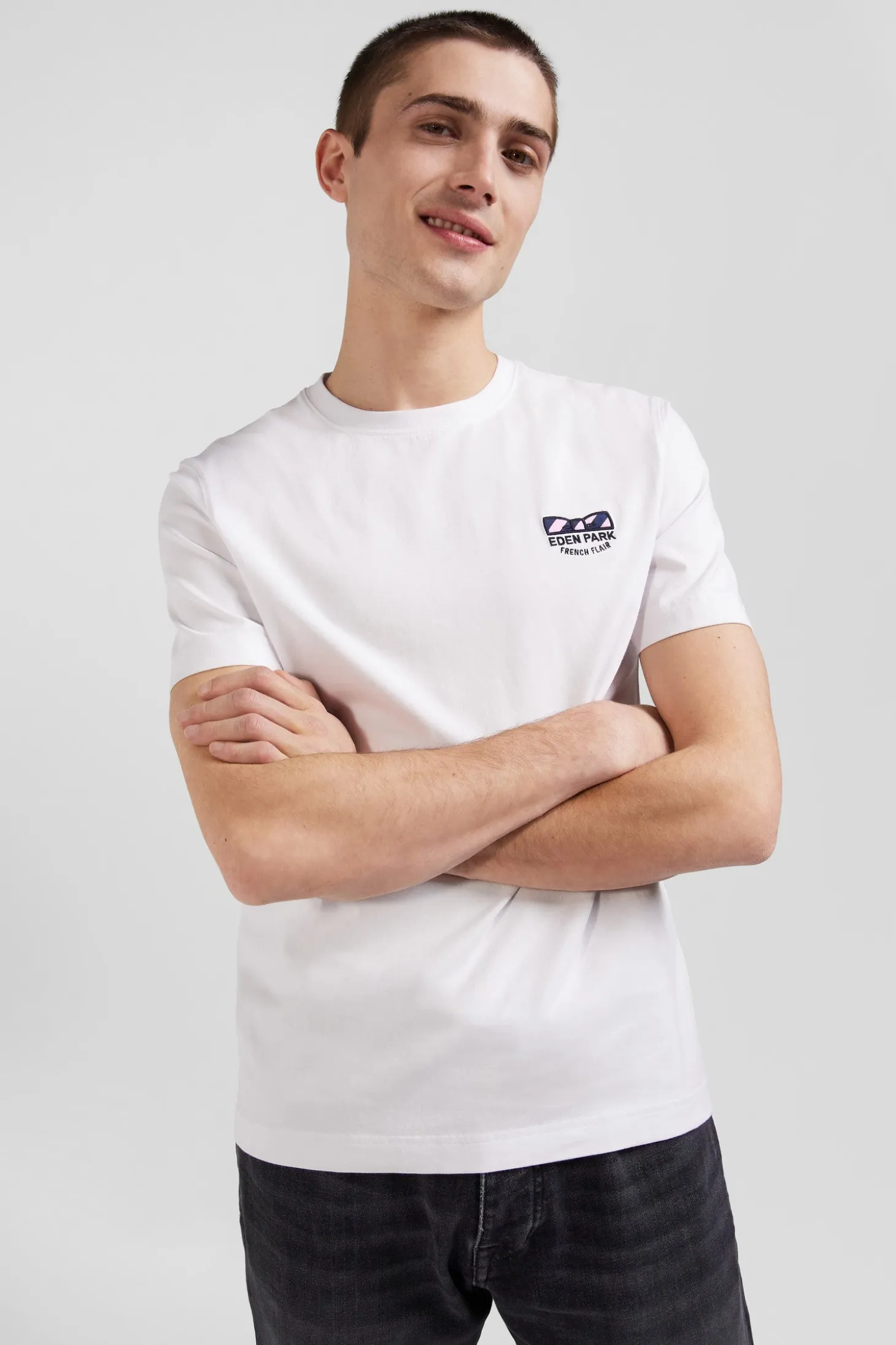 T-shirt manches courtes blanc emblème tissu cravate coupe Regular