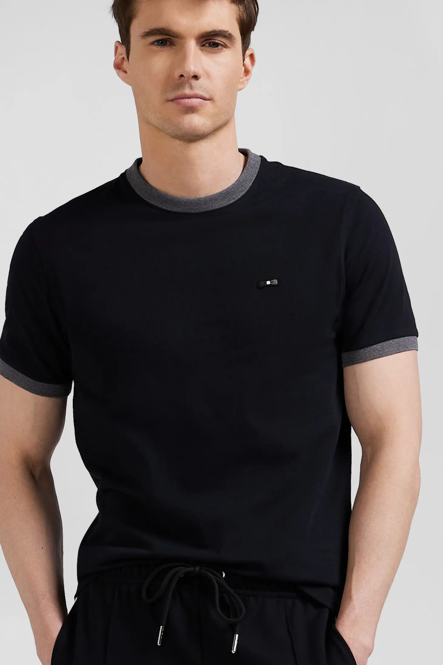 T-shirt manches courtes en coton noir broderie dos coupe Regular