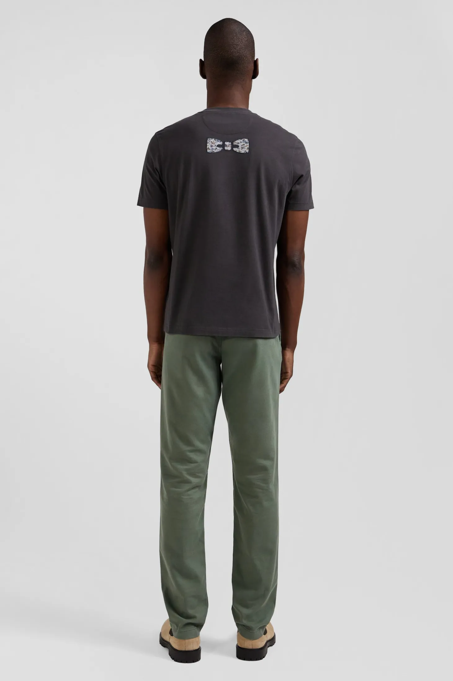 T-shirt manches courtes en coton kaki patch dos coupe Regular