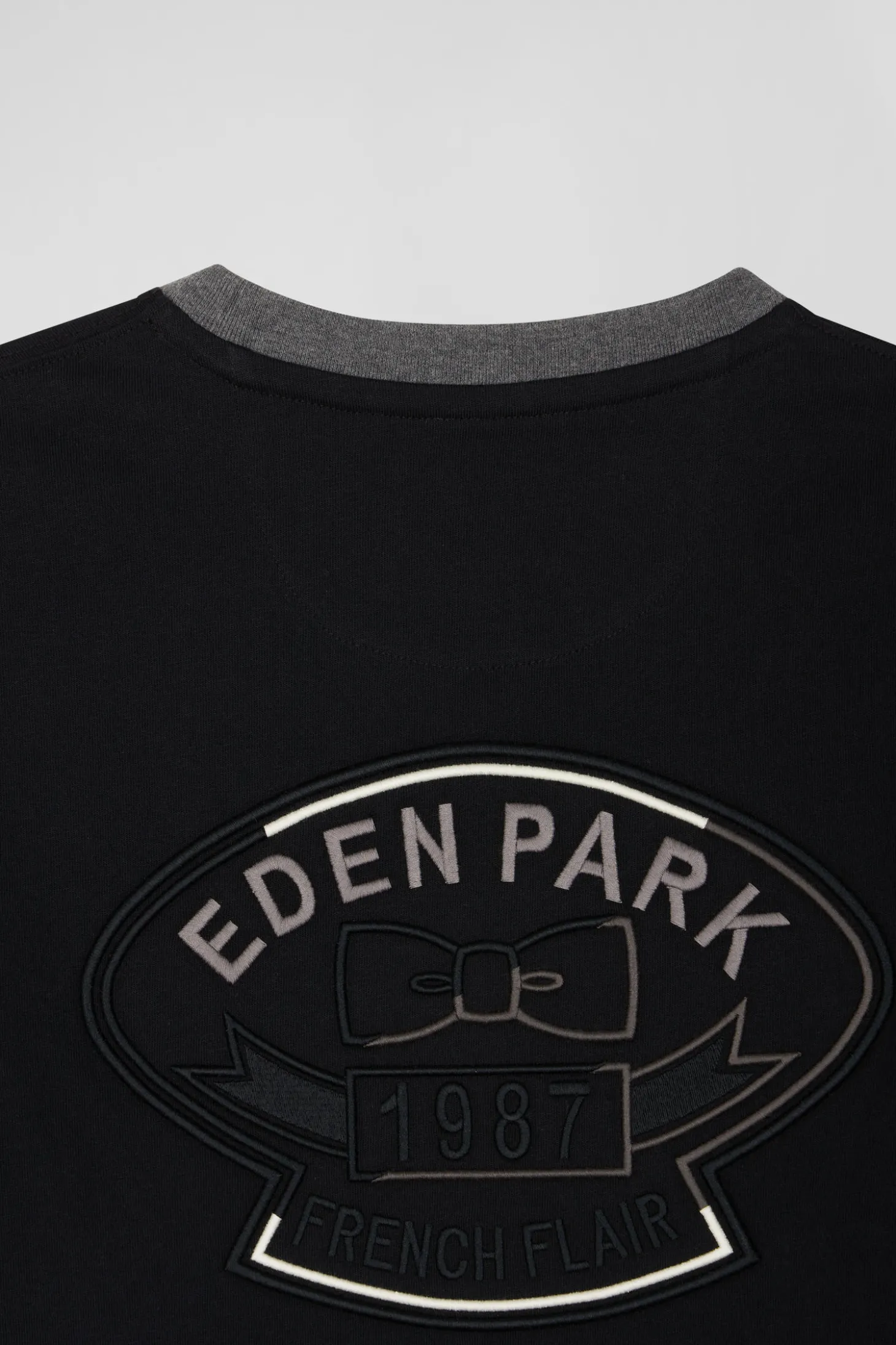 T-shirt manches courtes en coton noir broderie dos coupe Regular
